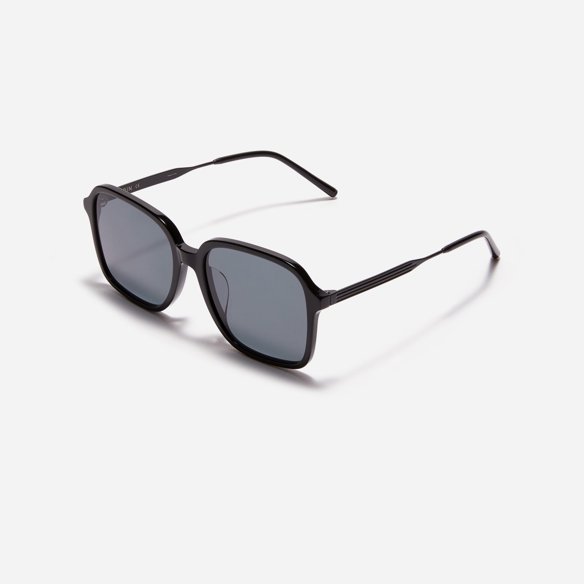 Square-shaped combination sunglasses  featuring an oversized retro frame and stylish color variaions. 