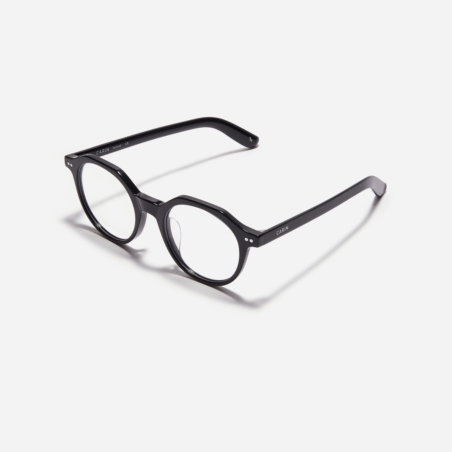 Polygon-shaped horn-rimmed eyeglasses. Embodying a modern reinterpretation of '90s retro vibes, their design is created for effortless styling.