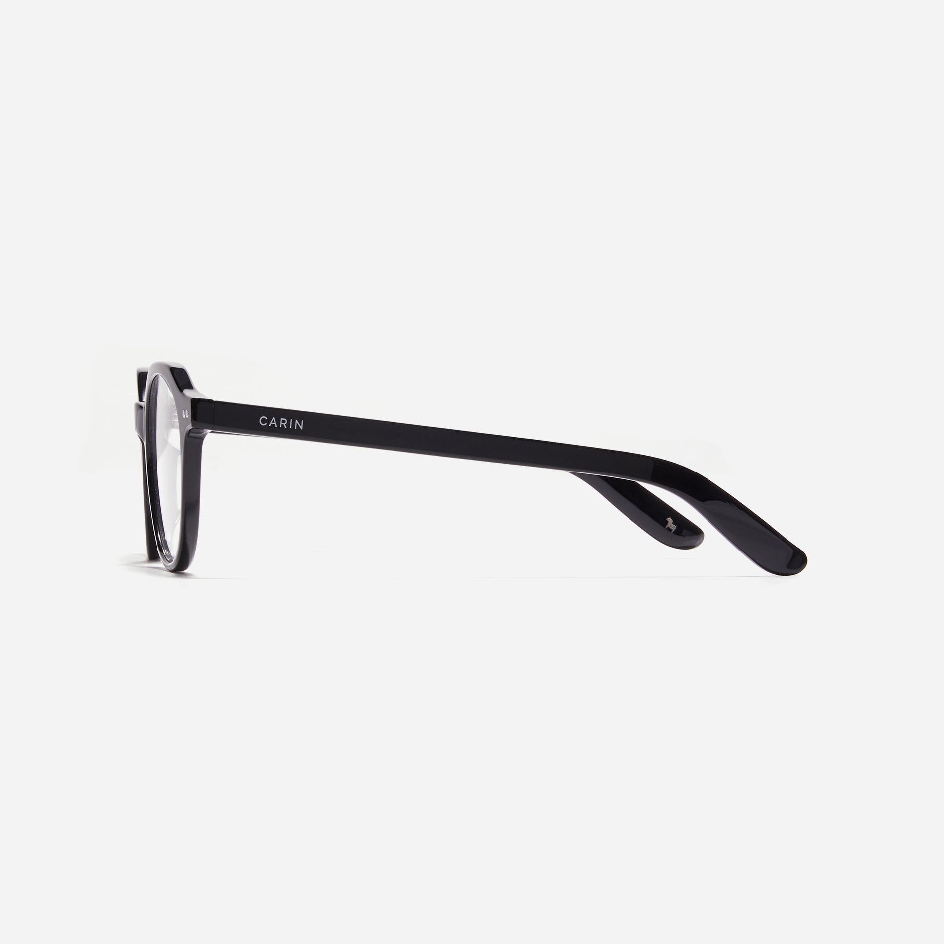 Polygon-shaped horn-rimmed eyeglasses. Embodying a modern reinterpretation of '90s retro vibes, their design is created for effortless styling.