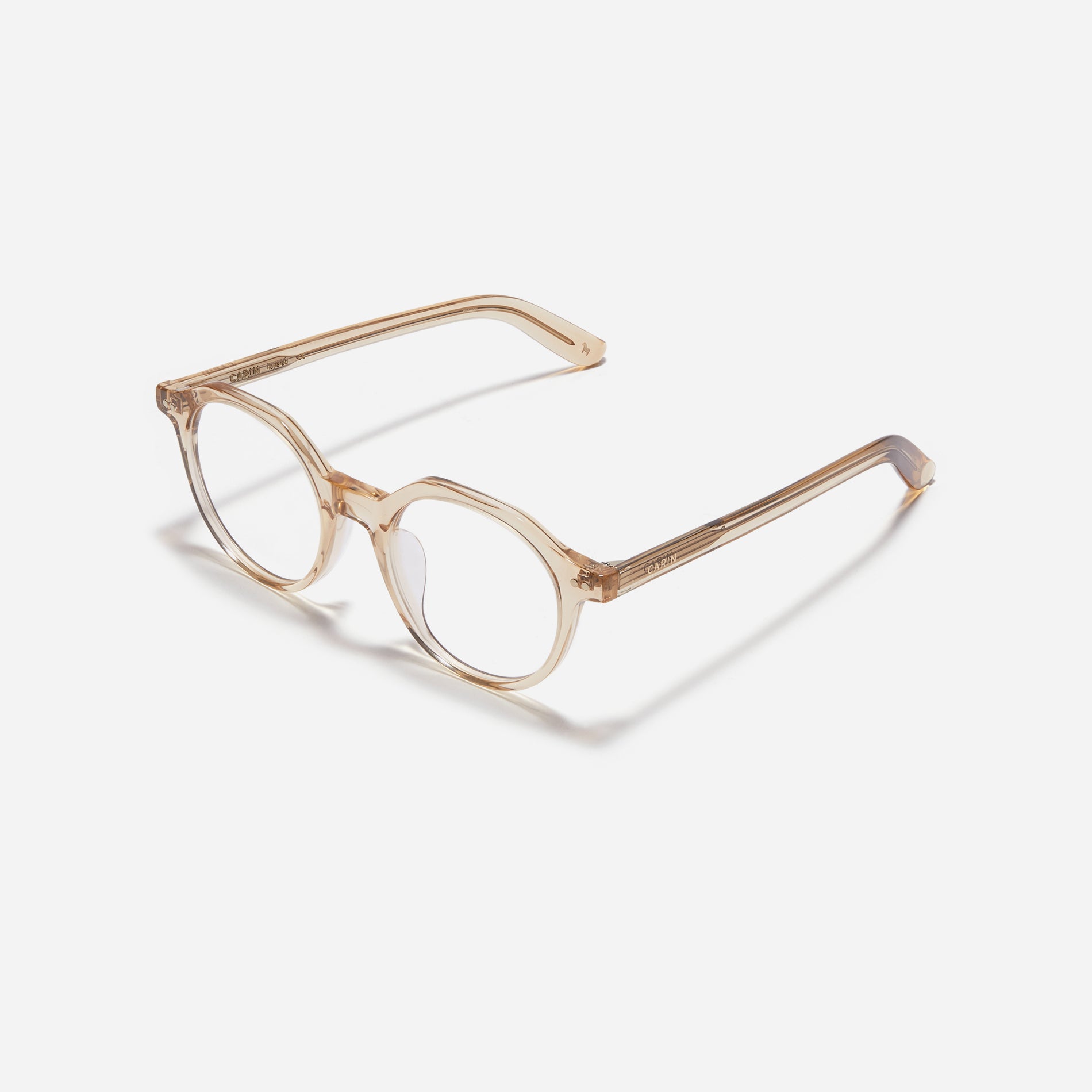 Polygon-shaped horn-rimmed eyeglasses. Embodying a modern reinterpretation of '90s retro vibes, their design is created for effortless styling.