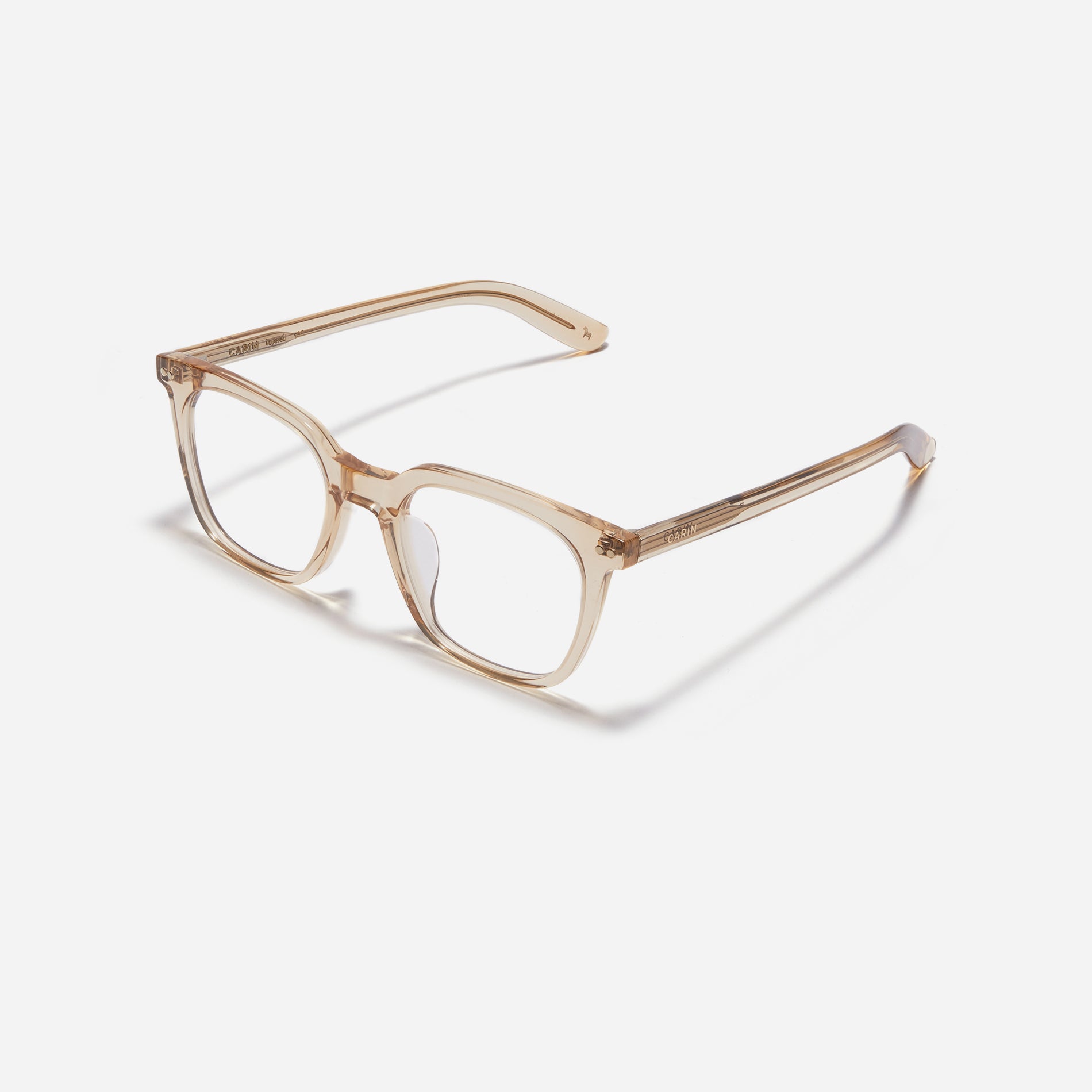 Square-shaped horn-rimmed eyeglasses. Embodying a modern reinterpretation of '91s retro vibes, their design is created for effortless styling.