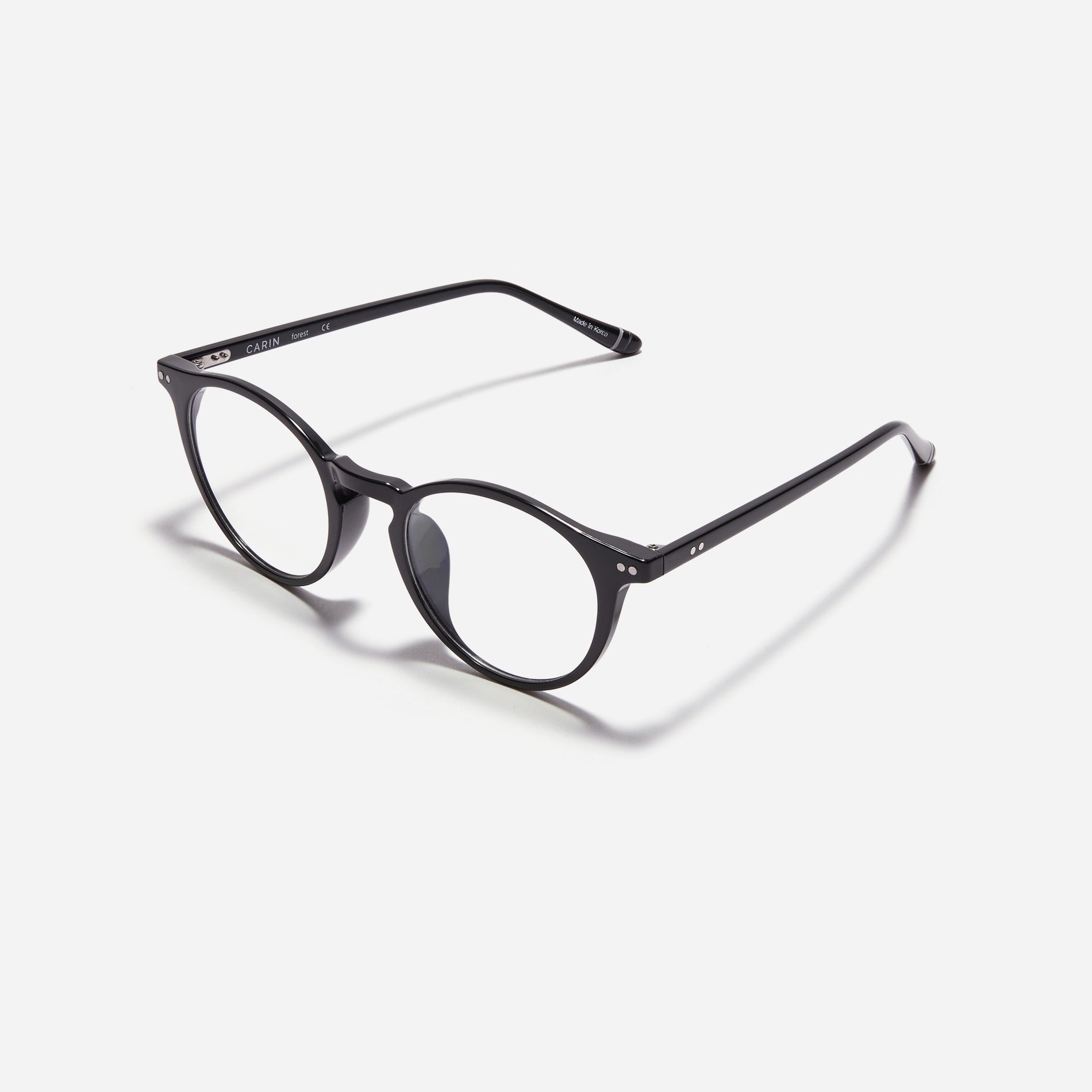 Round-shaped horn-rimmed eyeglasses featuring a sturdy and lightweight frame. Rena design incorporates dual lining on the tips to prevent slipping and ensure a consistently comfortable wearing experience.