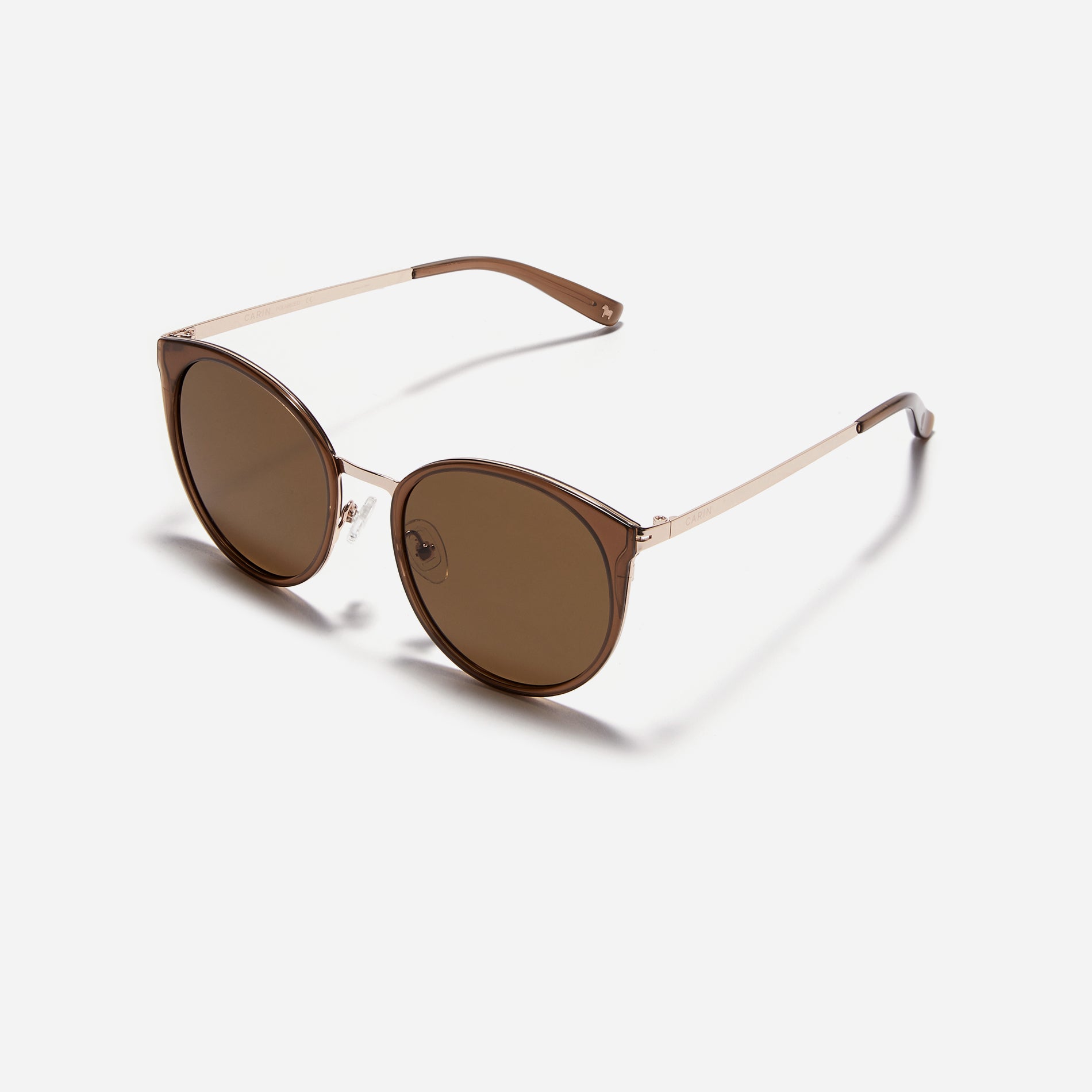 Round-shaped combination polarized sunglasses that feature delicate acetate rims and metal structural details.