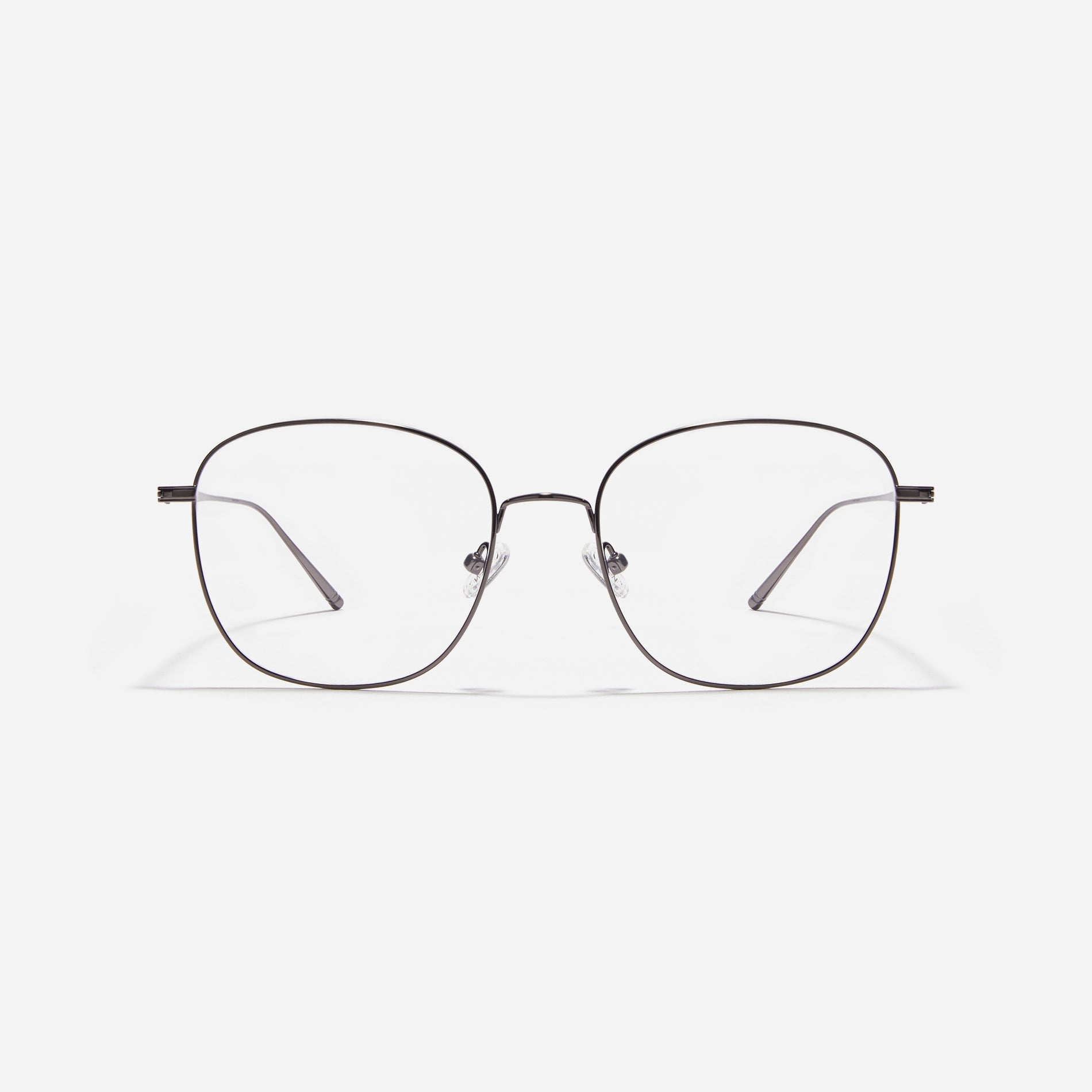 Square-shaped eyeglasses featuring distinctive oversized rims. Crafted entirely from titanium, they ensure a remarkably light and comfortable wearing experience.
