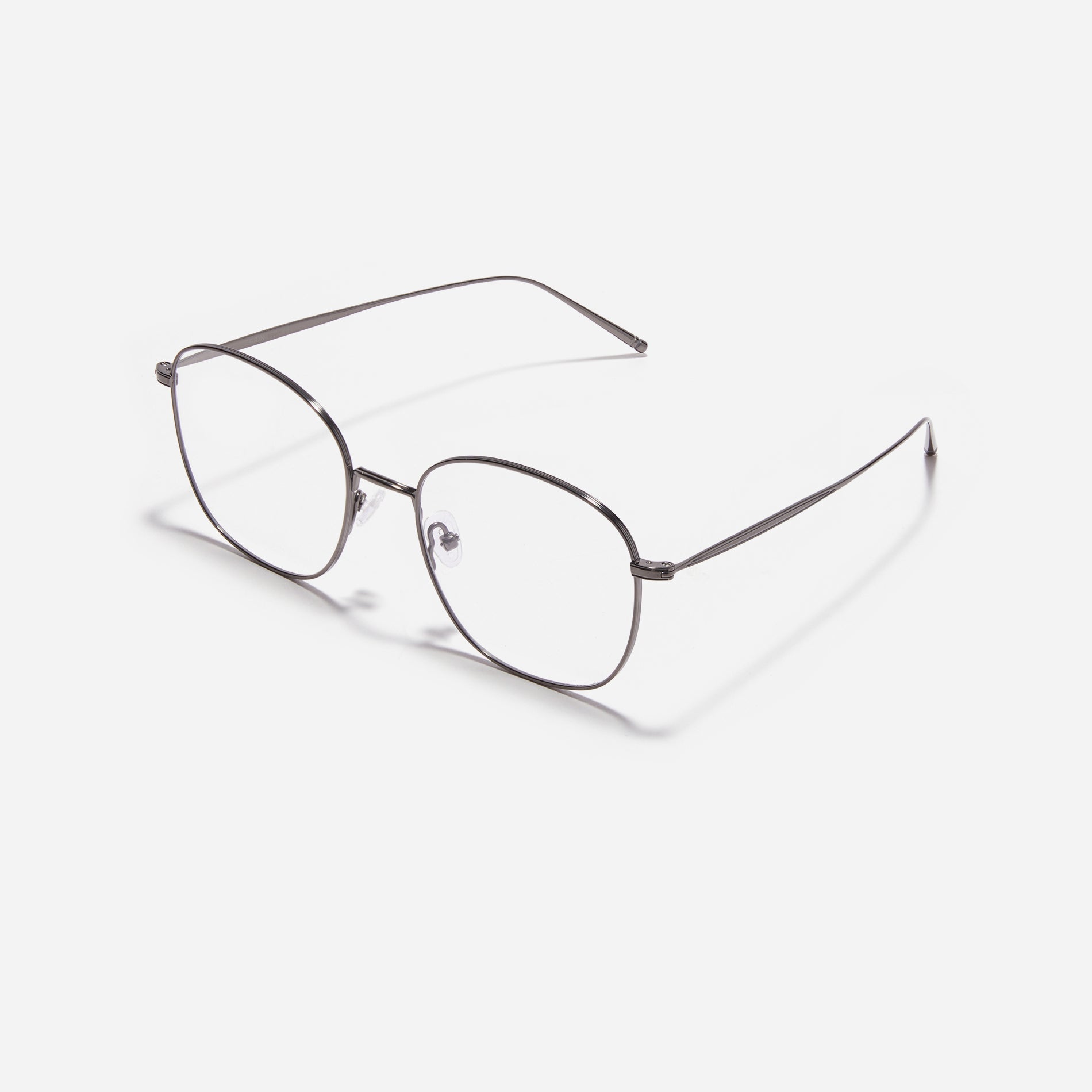 Square-shaped eyeglasses featuring distinctive oversized rims. Crafted entirely from titanium, they ensure a remarkably light and comfortable wearing experience.