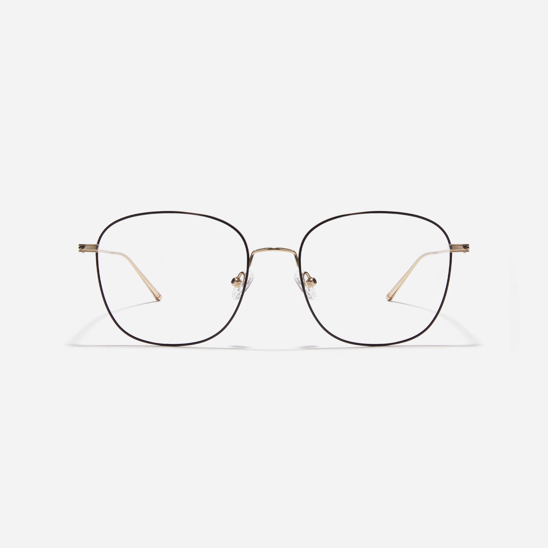 Square-shaped eyeglasses featuring distinctive oversized rims. Crafted entirely from titanium, they ensure a remarkably light and comfortable wearing experience.