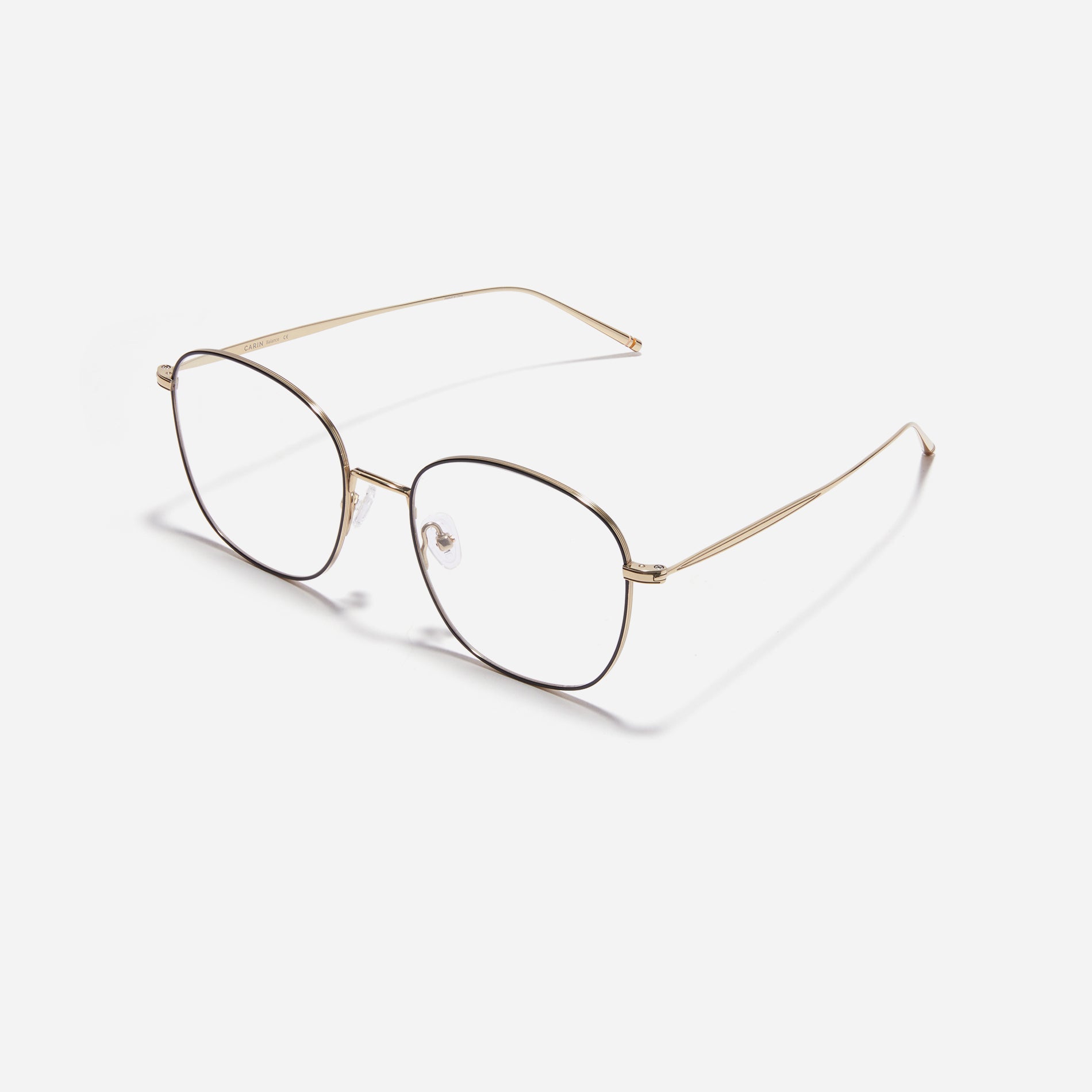 Square-shaped eyeglasses featuring distinctive oversized rims. Crafted entirely from titanium, they ensure a remarkably light and comfortable wearing experience.