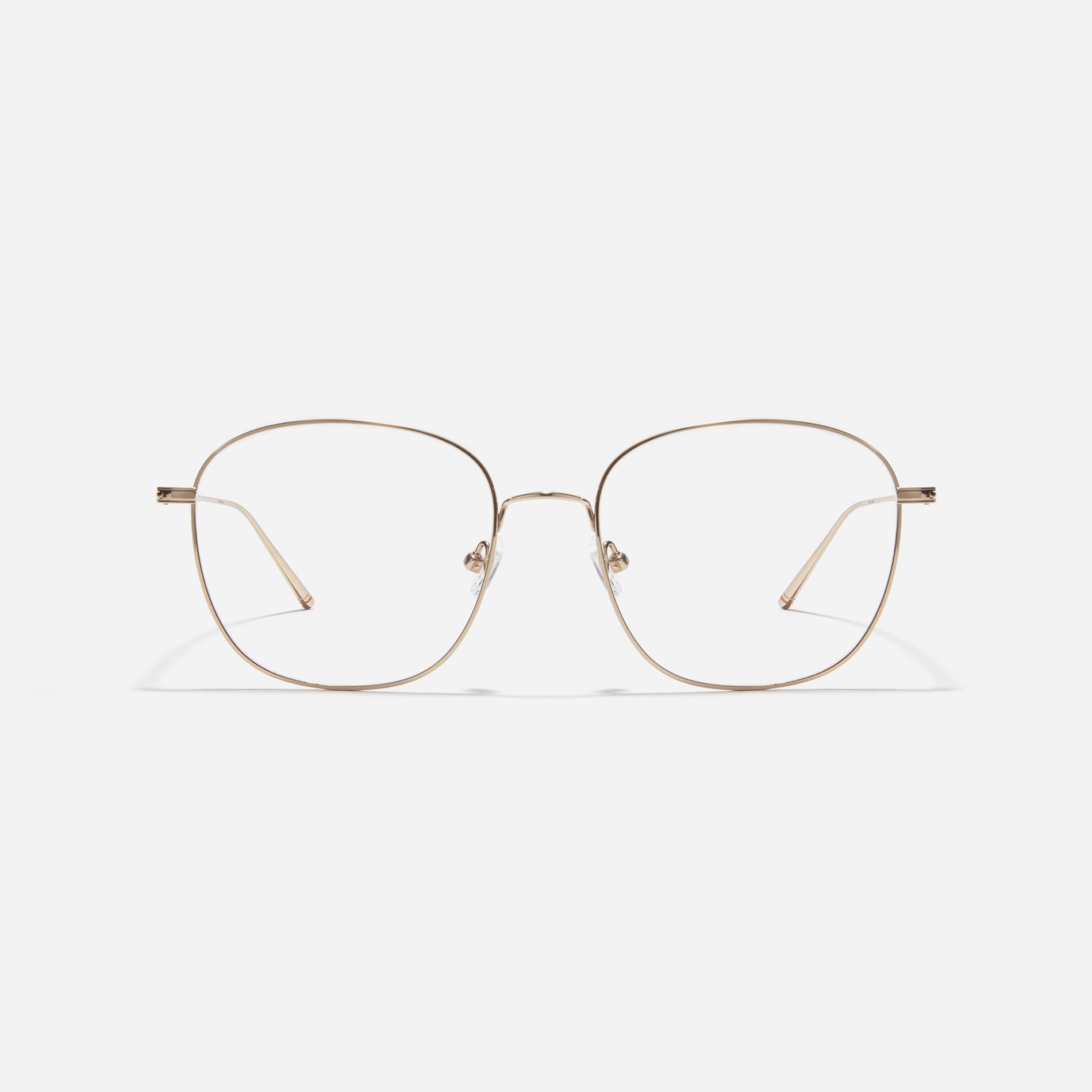 Square-shaped eyeglasses featuring distinctive oversized rims. Crafted entirely from titanium, they ensure a remarkably light and comfortable wearing experience.