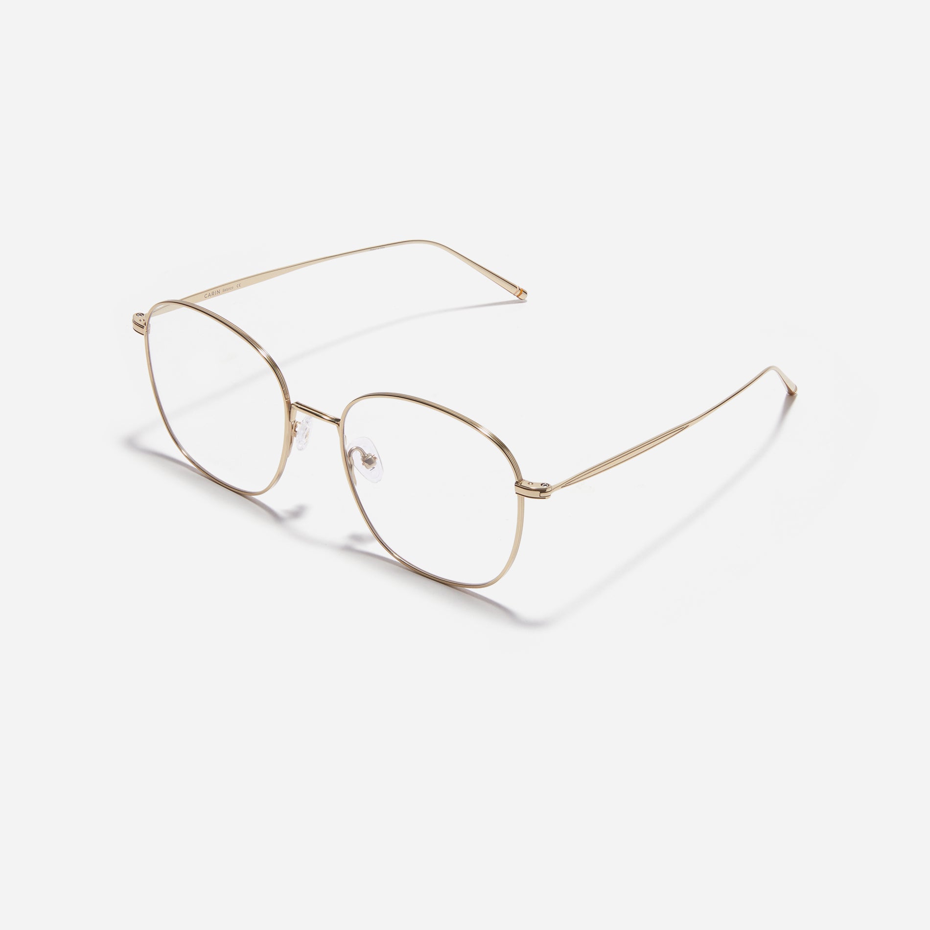 Square-shaped eyeglasses featuring distinctive oversized rims. Crafted entirely from titanium, they ensure a remarkably light and comfortable wearing experience.