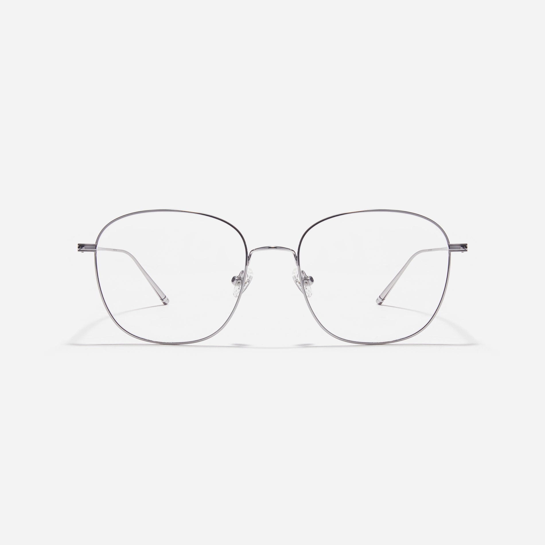 Square-shaped eyeglasses featuring distinctive oversized rims. Crafted entirely from titanium, they ensure a remarkably light and comfortable wearing experience.