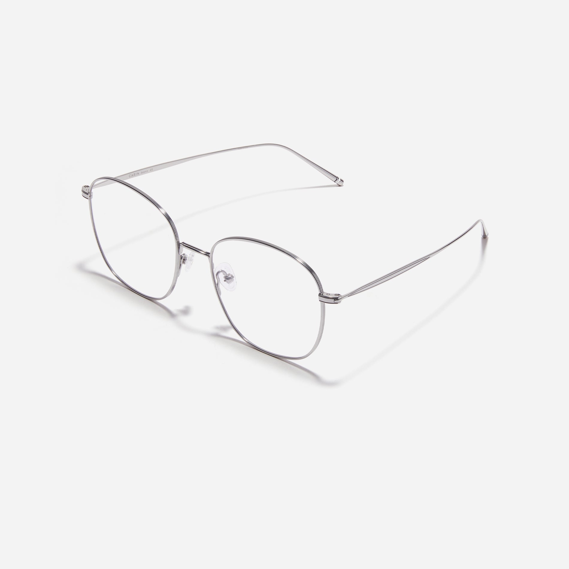 Square-shaped eyeglasses featuring distinctive oversized rims. Crafted entirely from titanium, they ensure a remarkably light and comfortable wearing experience.