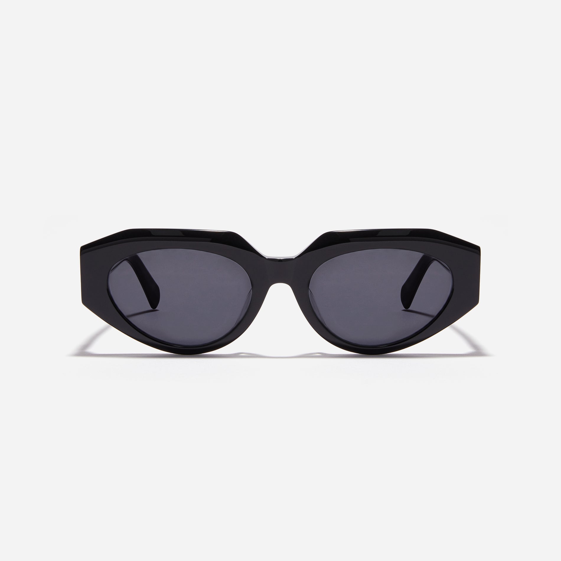 Born from the CARIN x OIOICOLLECTION collaboration, the FACET sunglasses are designed with a sleek narrow rim style that gives a modern twist to the '90s retro vibe. The temples showcase a newly redesigned OIC logo emblem, highlighted by a soft color palette, adding a touch of fashion-forward style.