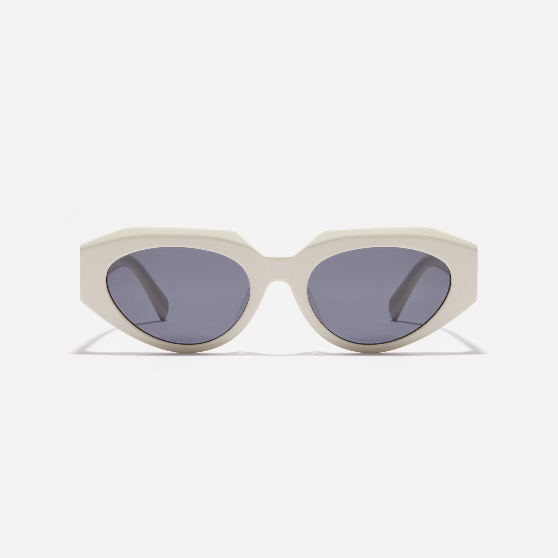 Born from the CARIN x OIOICOLLECTION collaboration, the FACET sunglasses are designed with a sleek narrow rim style that gives a modern twist to the '90s retro vibe. The temples showcase a newly redesigned OIC logo emblem, highlighted by a soft color palette, adding a touch of fashion-forward style.