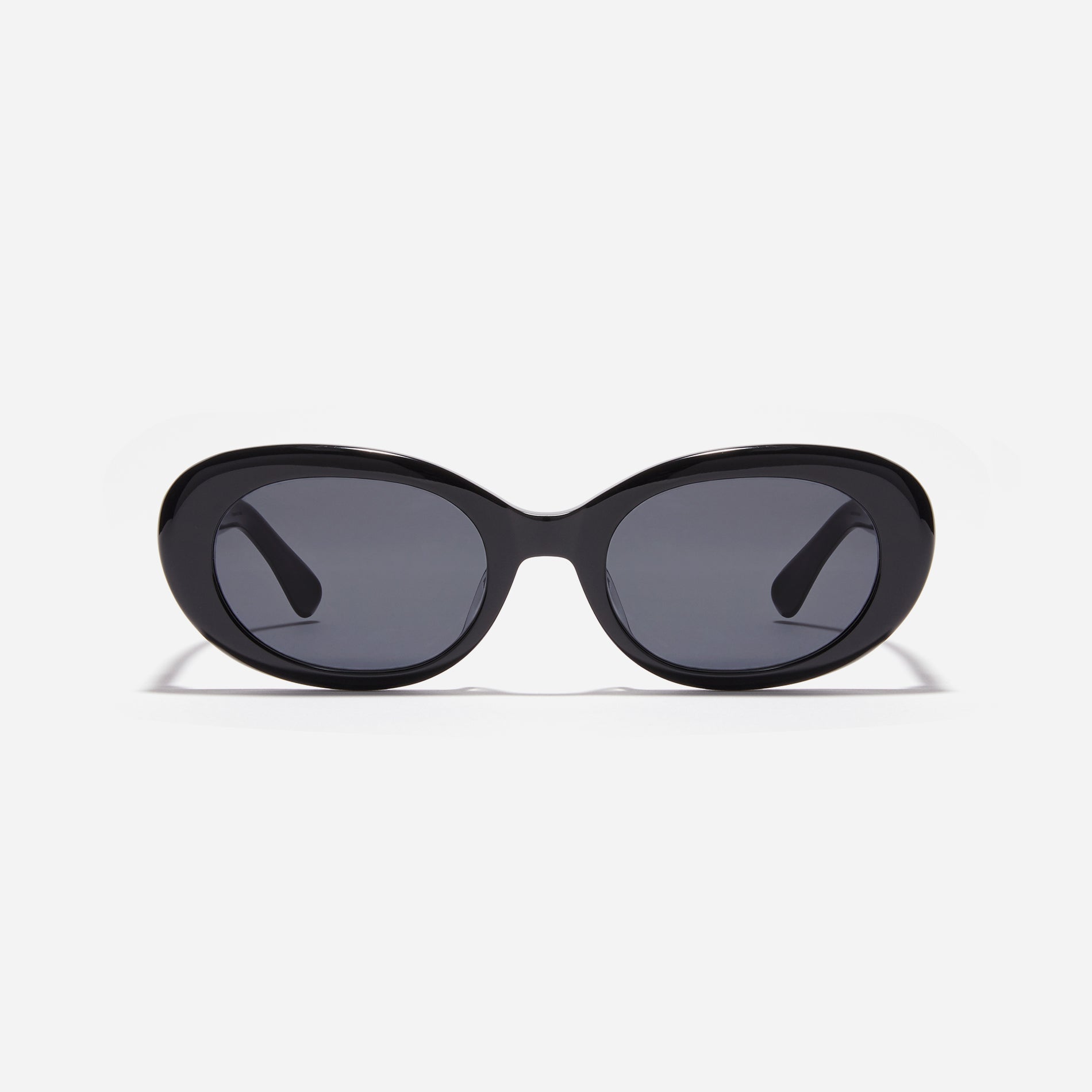  Born from the CARIN x OIOICOLLECTION collaboration, the CIRCLE sunglasses are designed with a sleek narrow rim style that gives a modern twist to the '90s retro vibe. The temples showcase a newly redesigned OIC logo emblem, highlighted by a soft color palette, adding a touch of fashion-forward style.