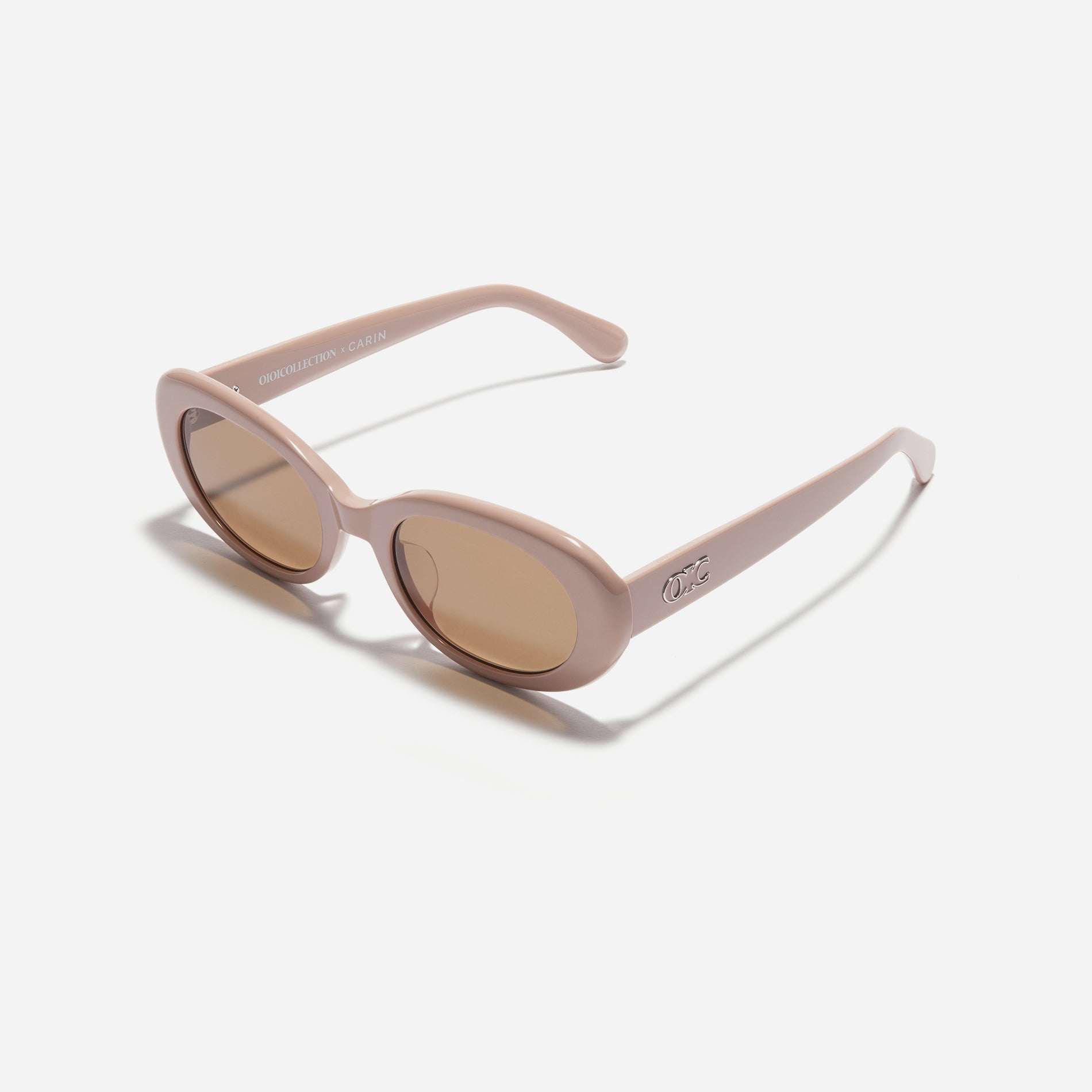 Born from the CARIN x OIOICOLLECTION collaboration, the CIRCLE sunglasses are designed with a sleek narrow rim style that gives a modern twist to the '90s retro vibe. The temples showcase a newly redesigned OIC logo emblem, highlighted by a soft color palette, adding a touch of fashion-forward style.
