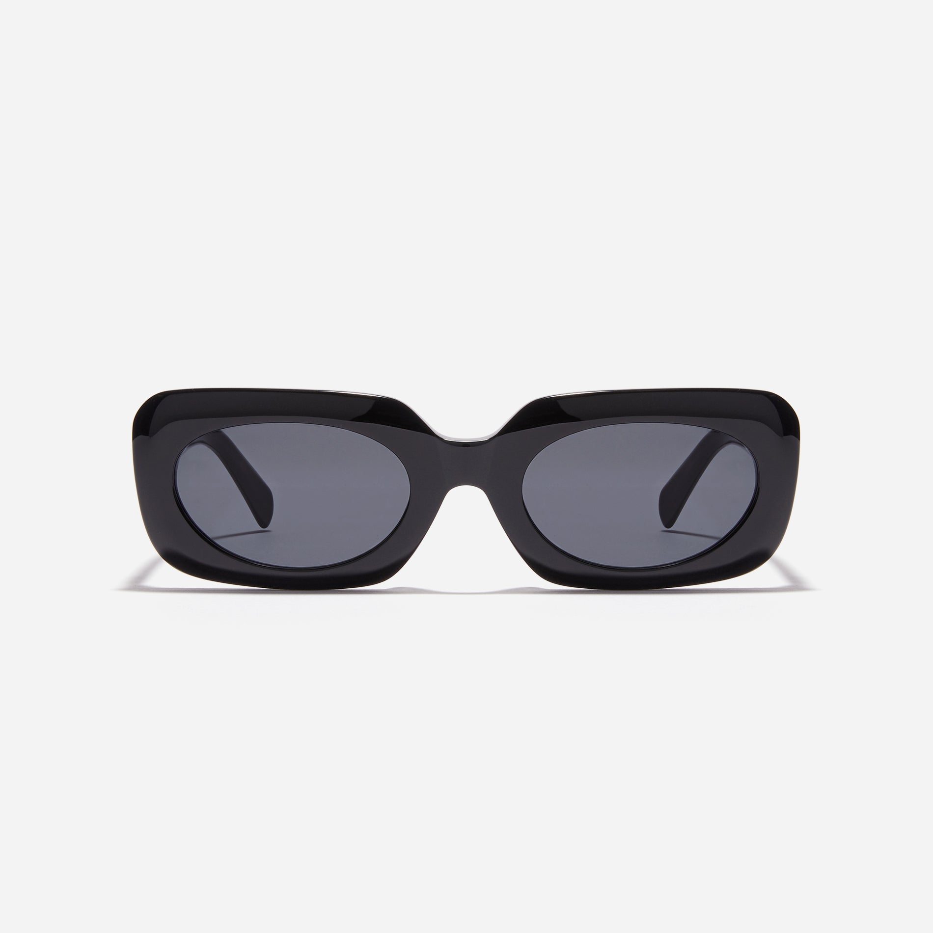 Born from the CARIN x OIOICOLLECTION collaboration, the ROUND sunglasses are designed with a sleek narrow rim style that gives a modern twist to the '90s retro vibe. The temples showcase a newly redesigned OIC logo emblem, highlighted by a soft color palette, adding a touch of fashion-forward style.