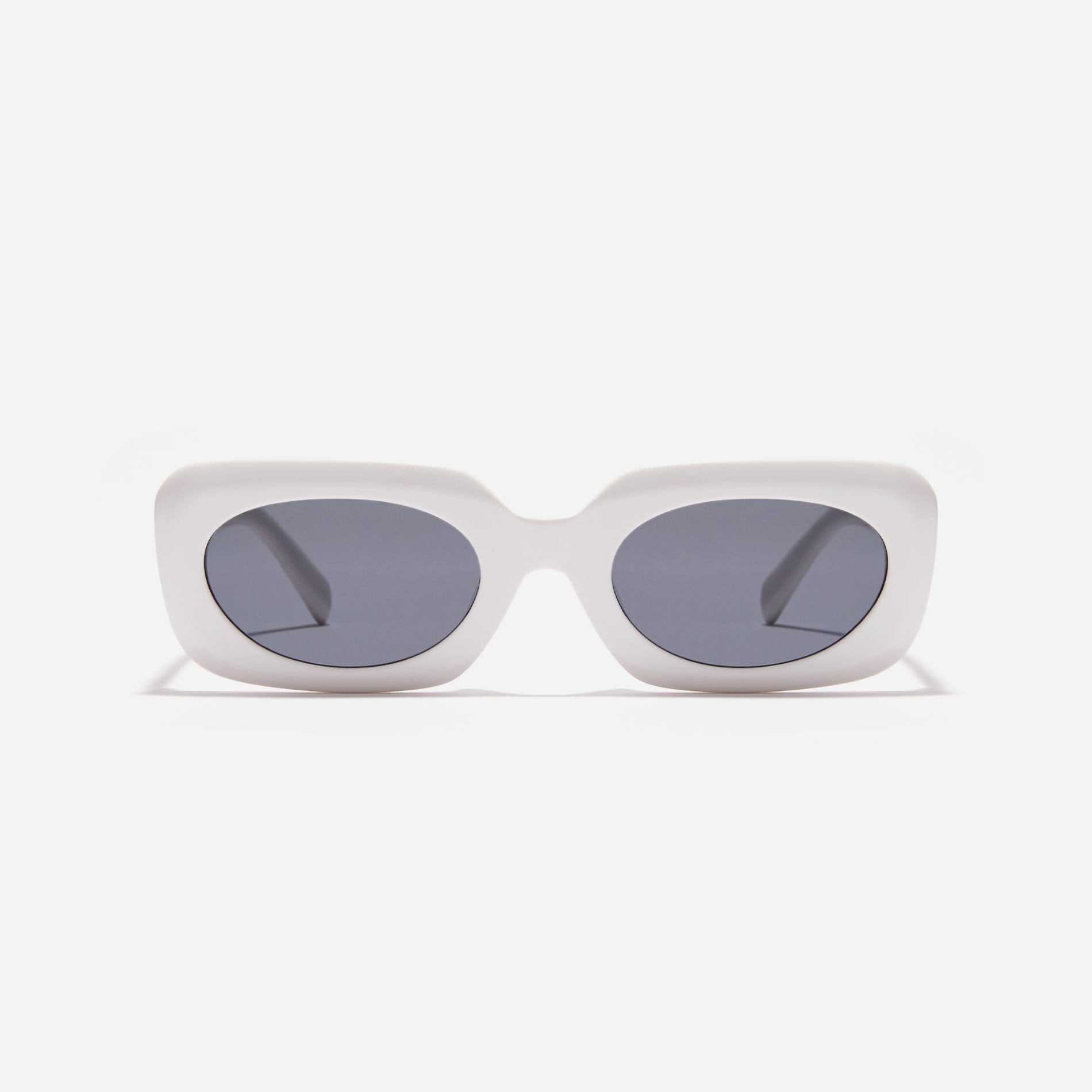 Born from the CARIN x OIOICOLLECTION collaboration, the ROUND sunglasses are designed with a sleek narrow rim style that gives a modern twist to the '90s retro vibe. The temples showcase a newly redesigned OIC logo emblem, highlighted by a soft color palette, adding a touch of fashion-forward style.