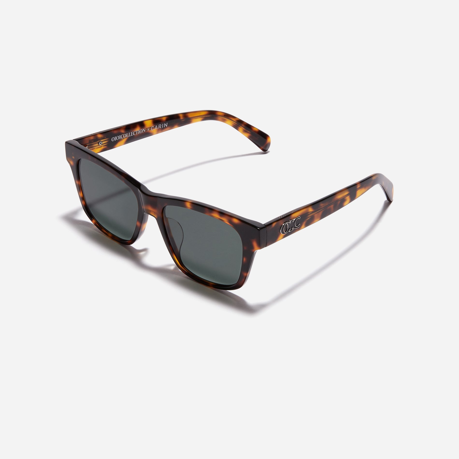 Born from the CARIN x OIOICOLLECTION collaboration, the SQUARE sunglasses are designed with a sleek narrow rim style that gives a modern twist to the '90s retro vibe. The temples showcase a newly redesigned OIC logo emblem, highlighted by a soft color palette, adding a touch of fashion-forward style.