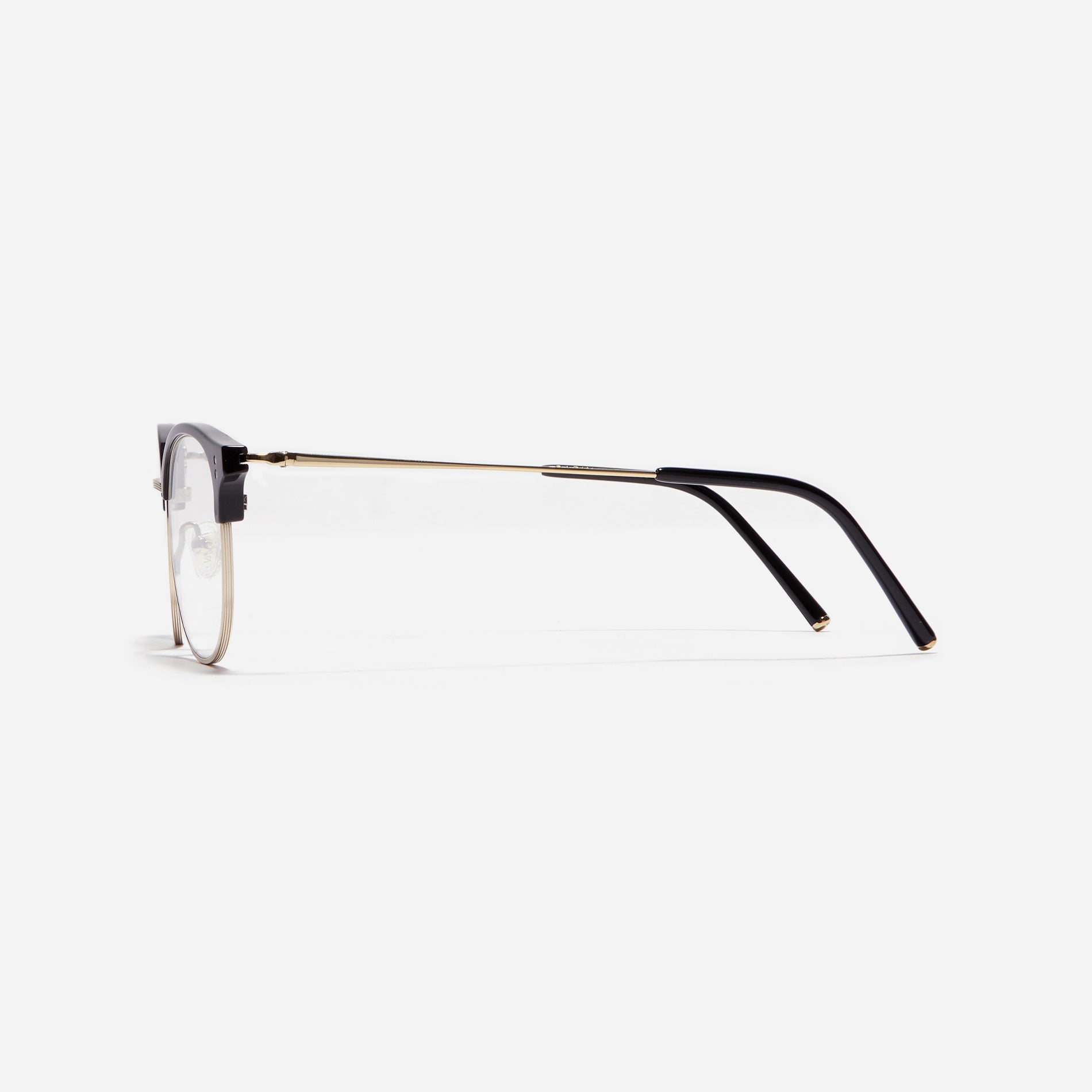 Square-shaped gold-rimmed eyeglasses. The frame, constructed from bioplastic and titanium, seamlessly merges exceptional durability with an ultra-lightweight build, while stylish nose bridge lining details enhance the overall design. The B-titanium temples deliver a lightweight and comfortable fit, guaranteeing prolonged wear without any discomfort.