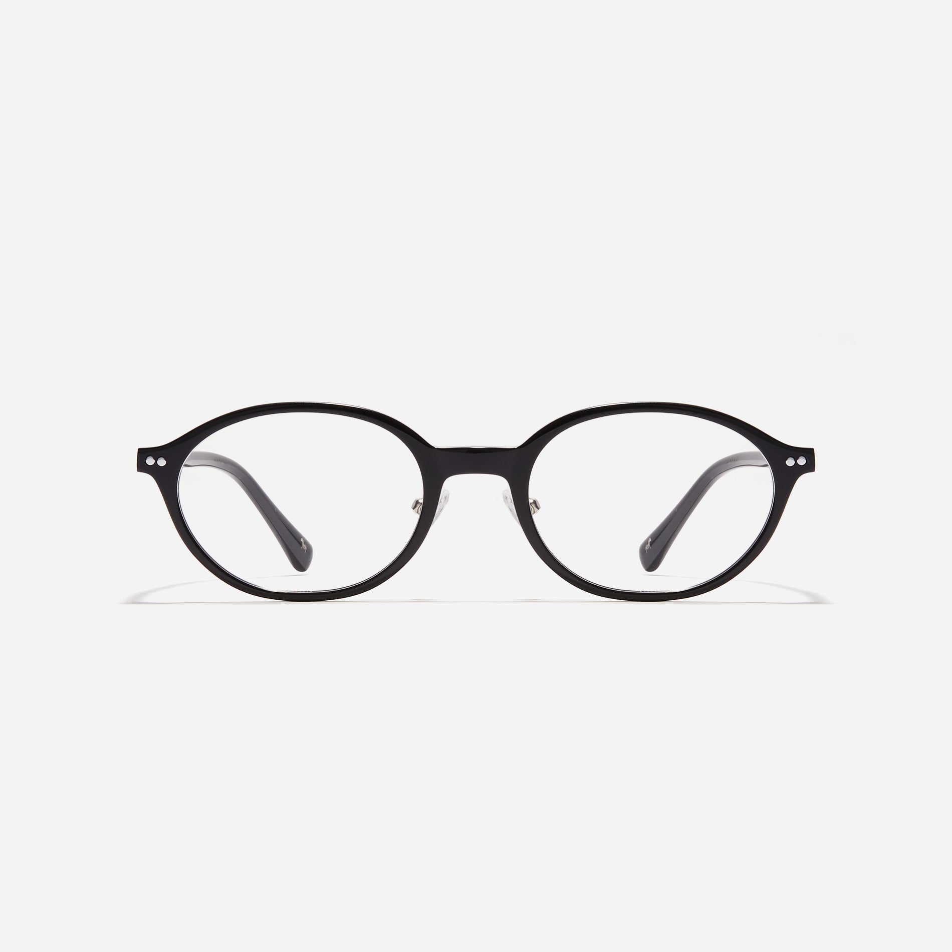 Slim version of CARIN's best-selling 'Aino' eyeglasses. Featuring a trendy oval-round shape and a unique narrow rim design, the Arno S seamlessly blends a retro vibe with modern sensibility. 