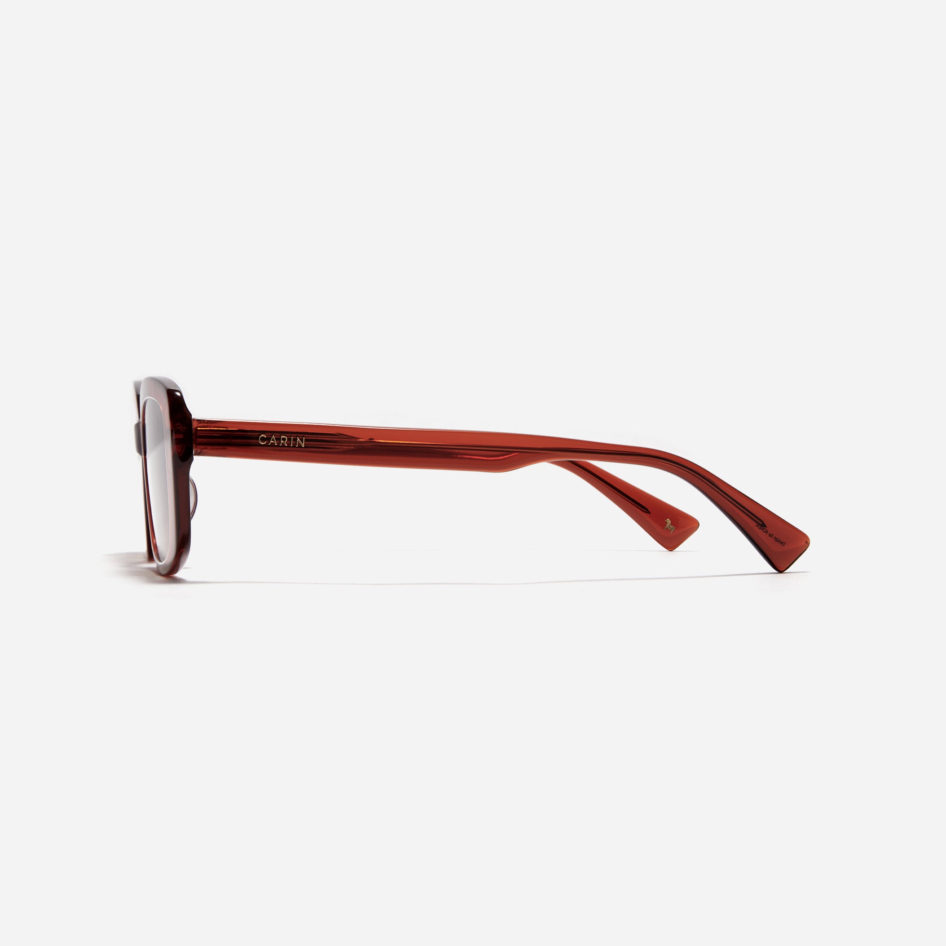 Square-shaped petite frame sunglasses. Crafted entirely from acetate material, these glasses offer robust durability that resists breakage. Cara features a unisex design that reinterprets the '80s retro style with a modern touch.
