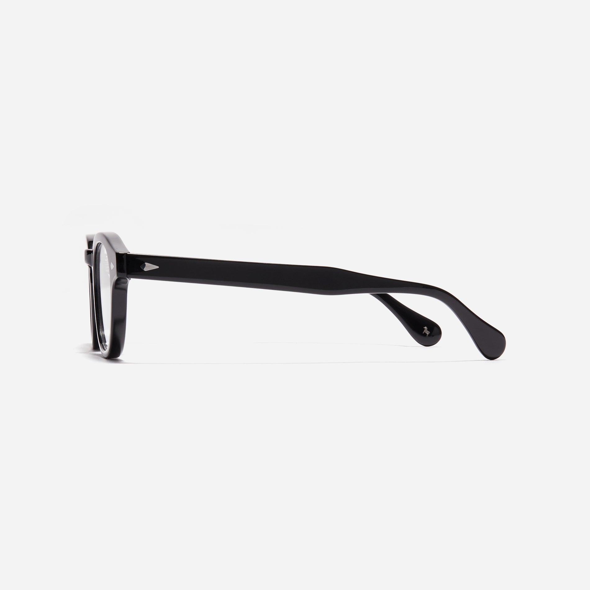 Round-shaped horn-rimmed eyeglasses featuring a sturdy and lightweight frame. Rena design incorporates dual lining on the tips to prevent slipping and ensure a consistently comfortable wearing experience.