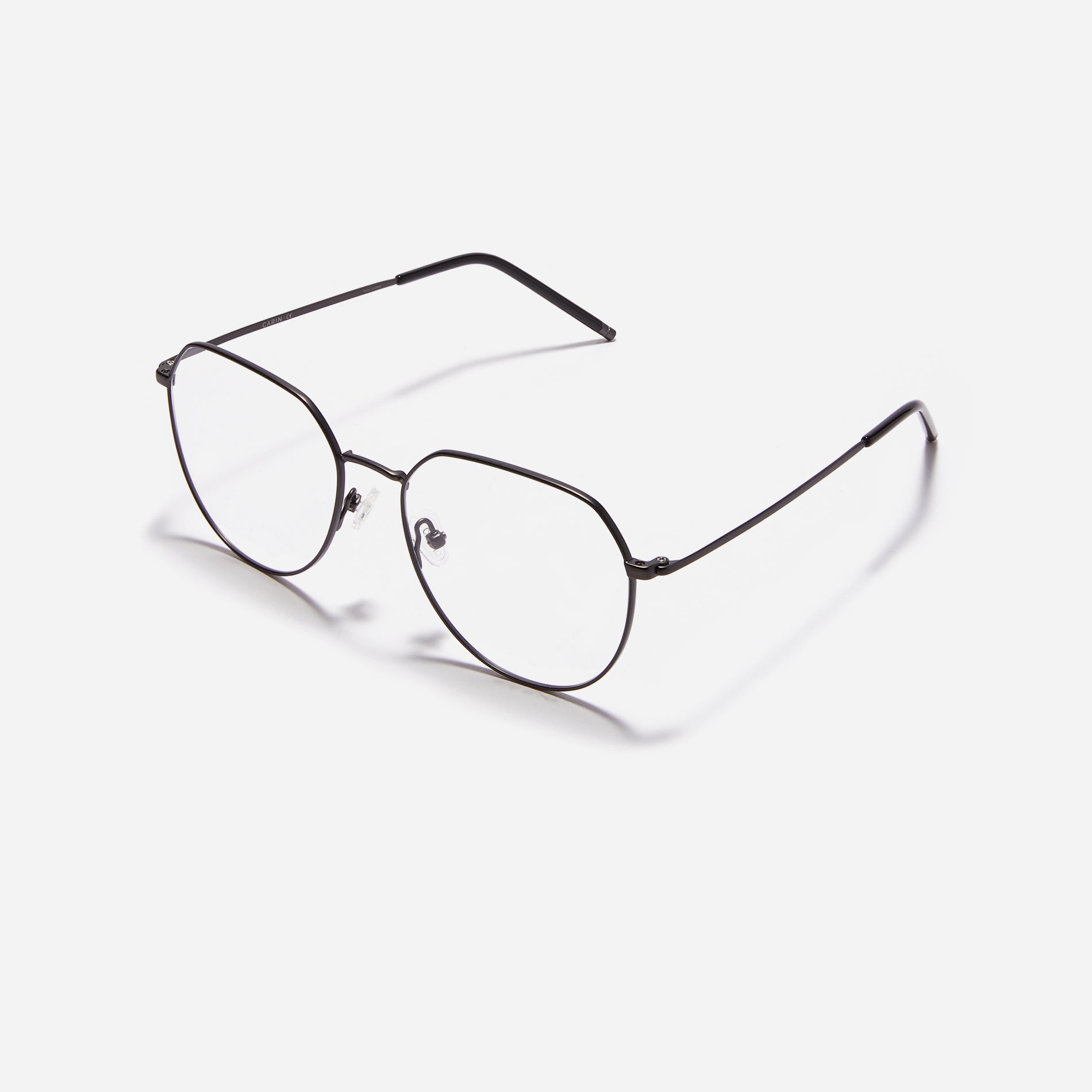 Boeing-style oversized eyeglasses crafted entirely from titanium for a lighter and more comfortable fit. With classic color options and frame design, these eyeglasses offer a retro style that effortlessly complements one's look.