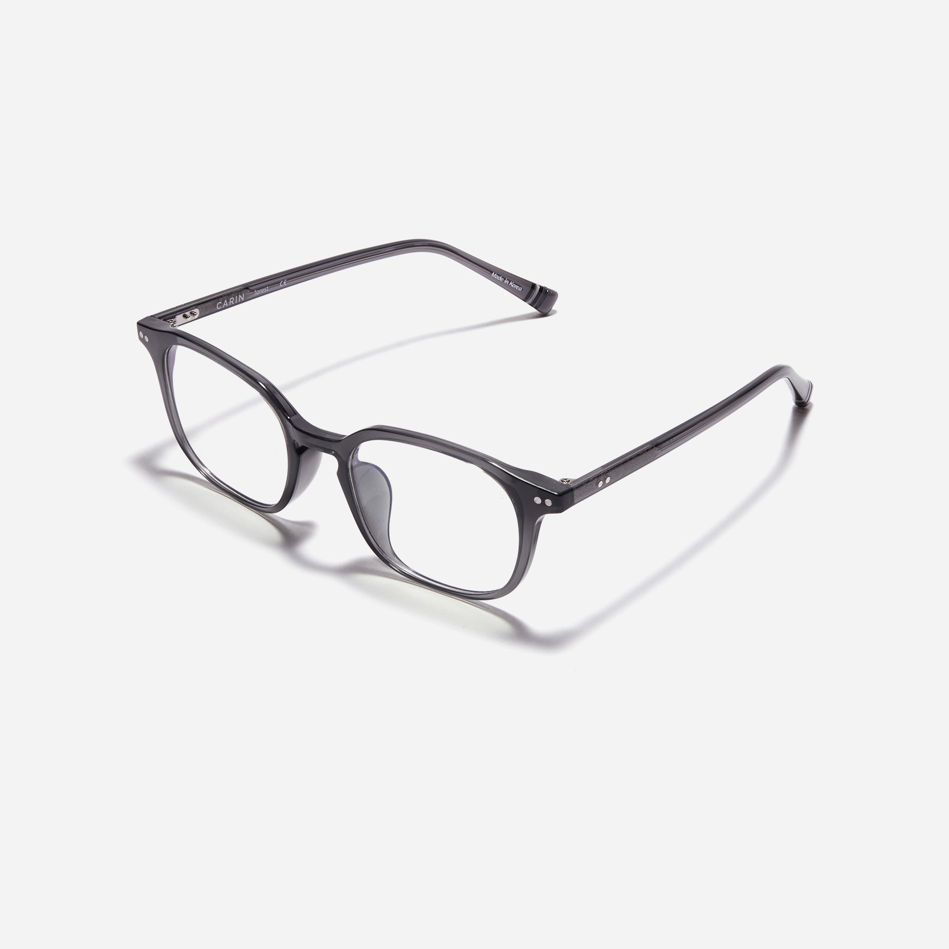 Round-shaped horn-rimmed eyeglasses featuring a sturdy and lightweight frame, Duve design incorporates dual lining on the tips to prevent slipping and ensure a consistently comfortable wearing experience.