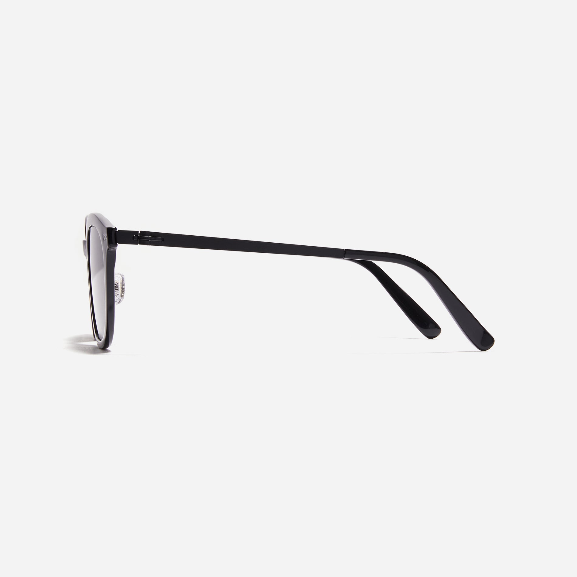 Square-shaped Boston sunglasses from the POLARIZED line. Crafted from lightweight and robust bio-plastic, the frame prevents slipping and offers enduring comfort with CARIN's patented screwless hinges.