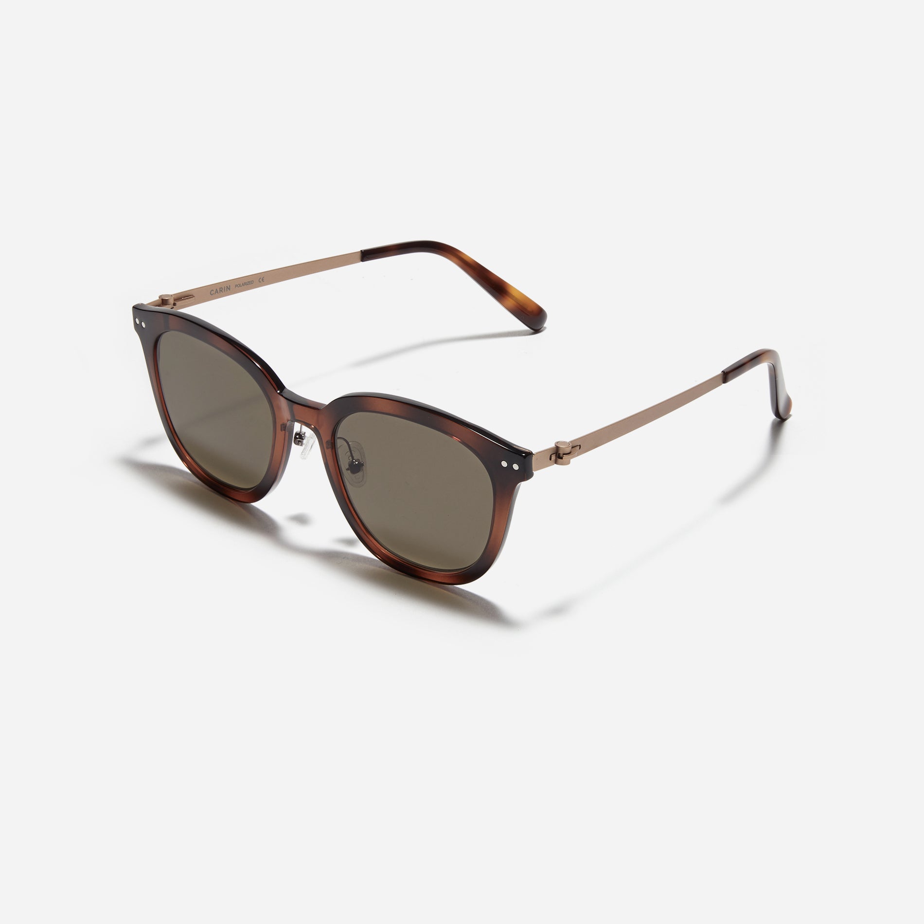 Square-shaped Boston sunglasses from the POLARIZED line. Crafted from lightweight and robust bio-plastic, the frame prevents slipping and offers enduring comfort with CARIN's patented screwless hinges.
