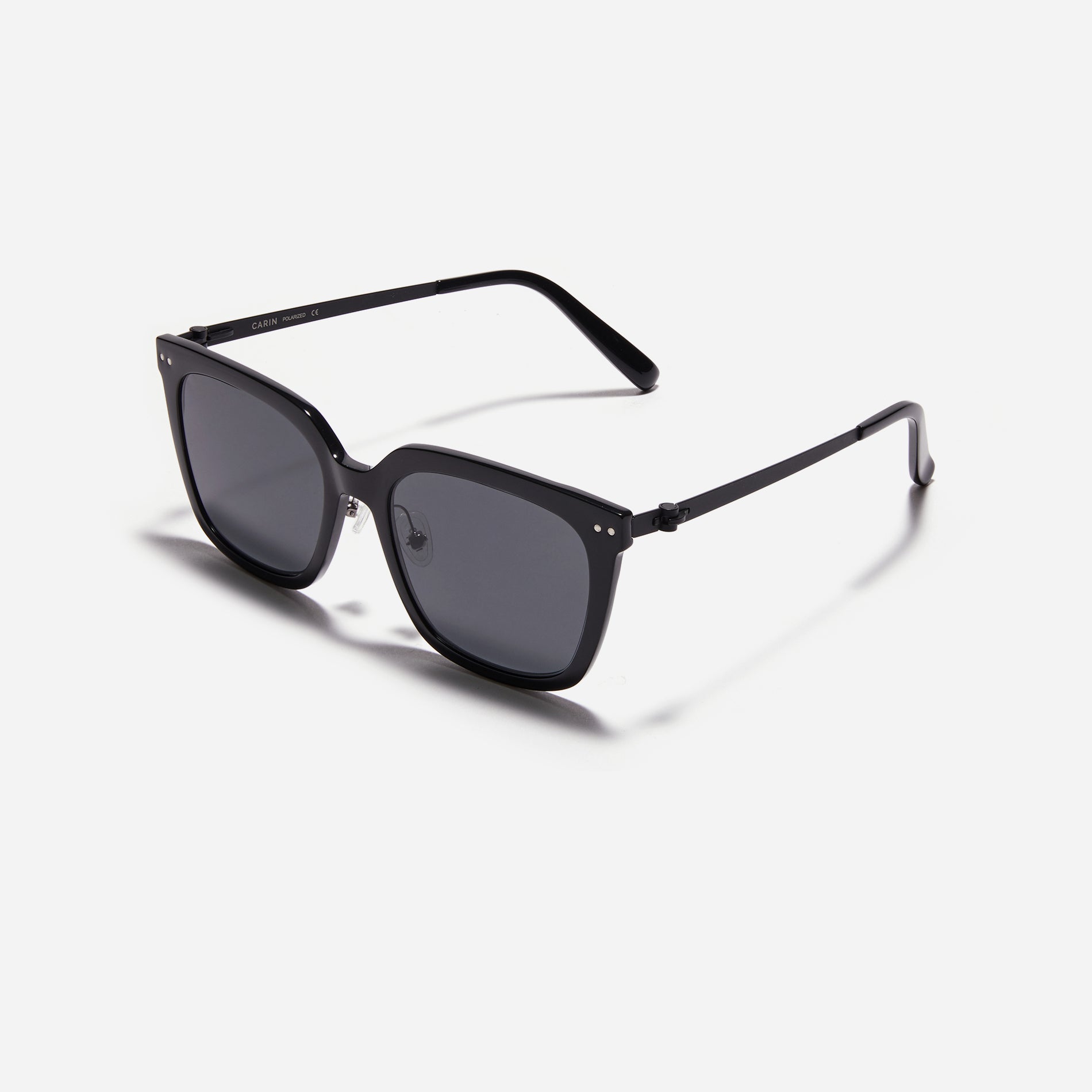 Oversized square-shaped sunglasses from the POLARIZED line. Crafted from lightweight and robust bio-plastic, the frame prevents slipping and offers enduring comfort with CARIN's patented screwless hinges.