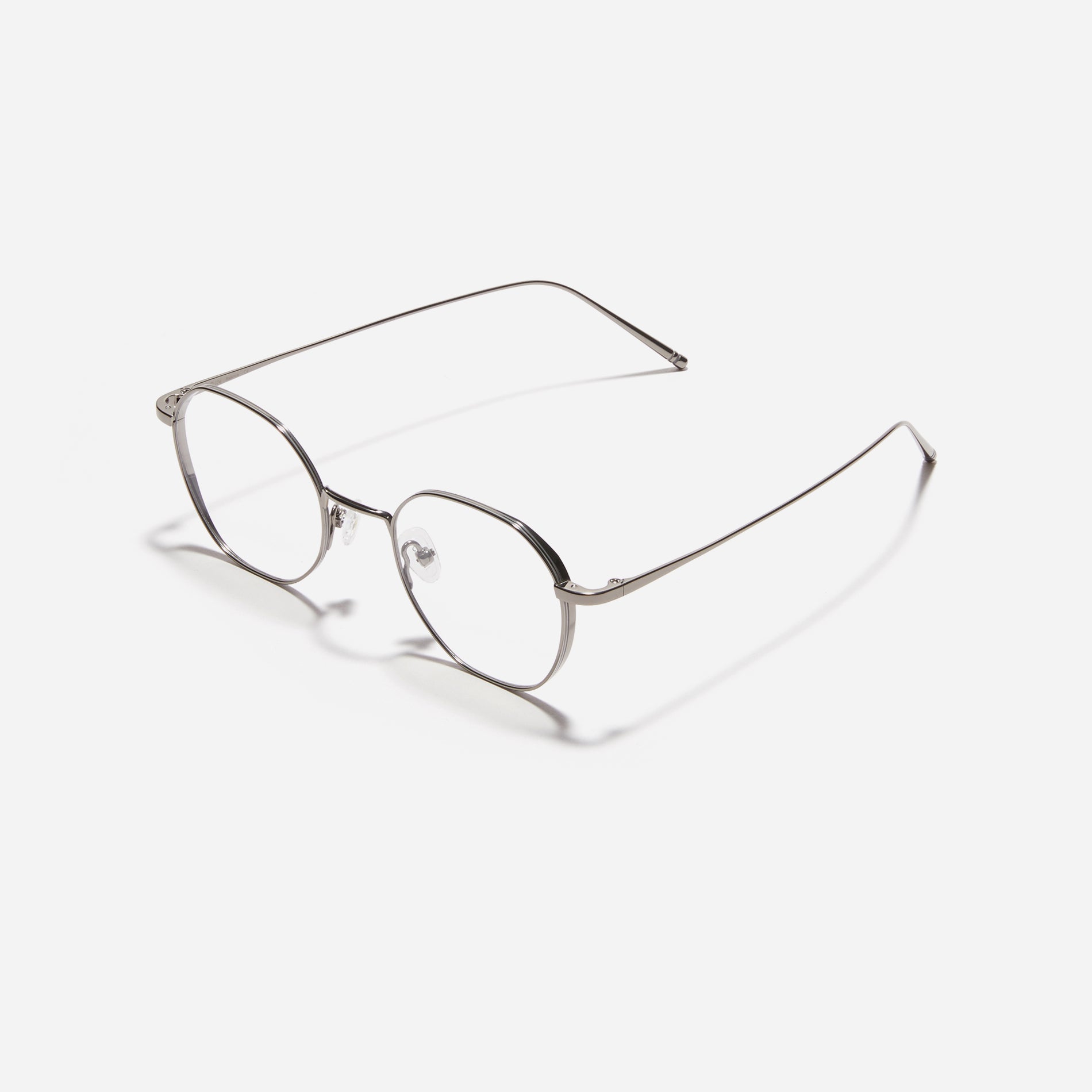 Gus H are hexagonal-shaped, full-metal eyeglasses with a dual-rim structure designed to accommodate thicker, high-prescription lenses. Both the frame and temples are made of pure titanium, ensuring a lightweight and comfortable fit.