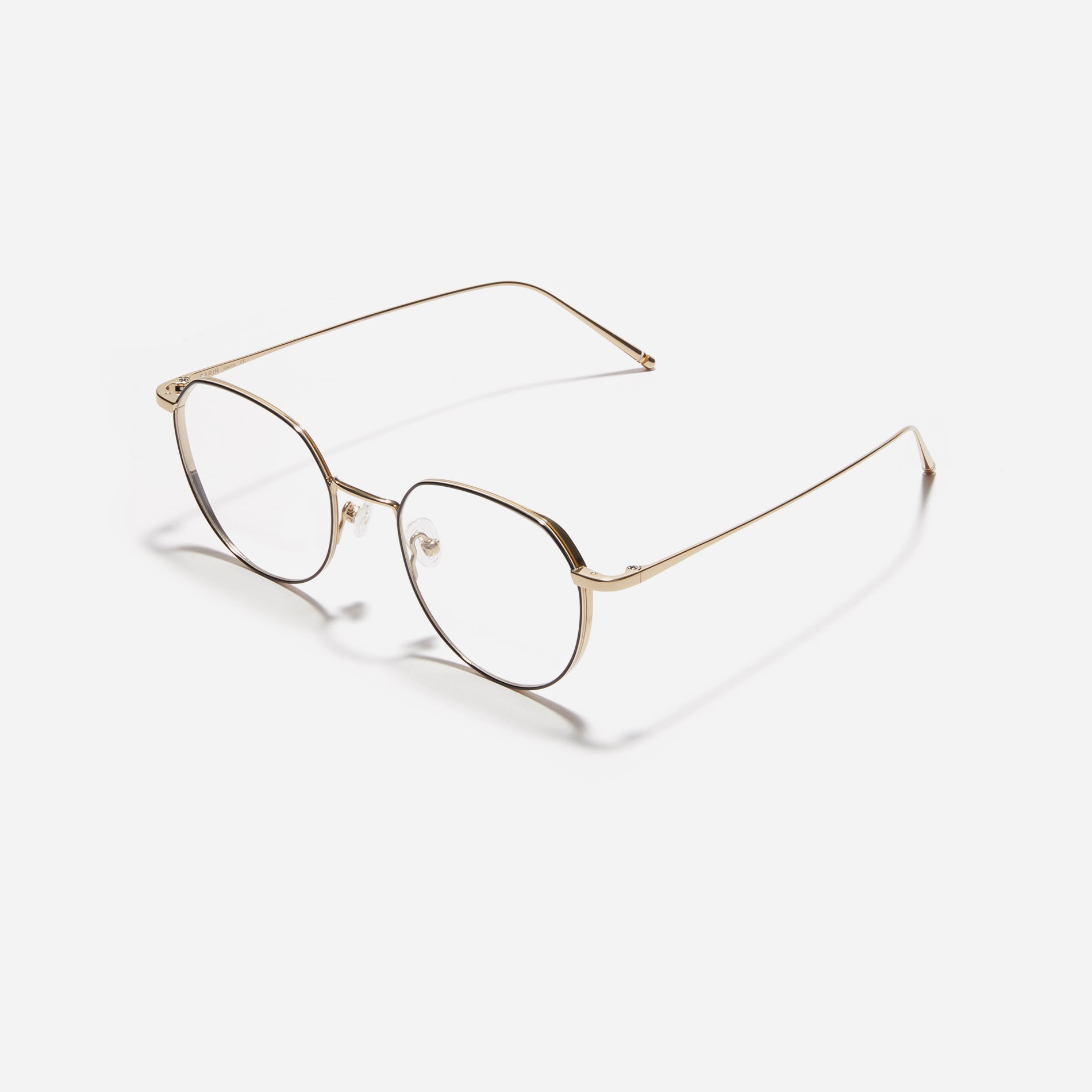 Gus P are polygonal-shaped, full-metal eyeglasses with a dual-rim structure designed to accommodate thicker, high-prescription lenses. Both the frame and temples are made of pure titanium, ensuring a lightweight and comfortable fit.