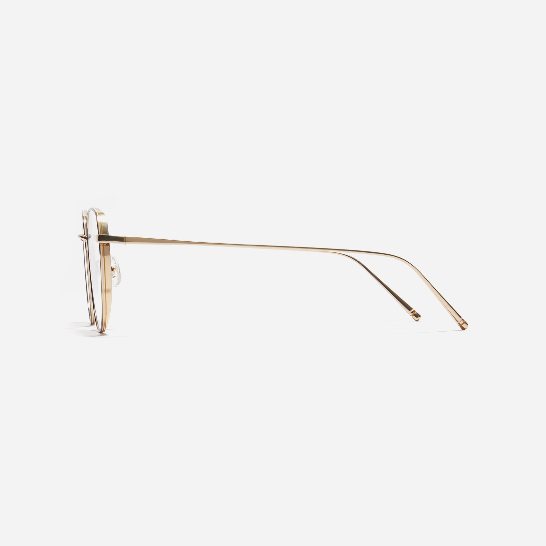 Gus P are polygonal-shaped, full-metal eyeglasses with a dual-rim structure designed to accommodate thicker, high-prescription lenses. Both the frame and temples are made of pure titanium, ensuring a lightweight and comfortable fit.