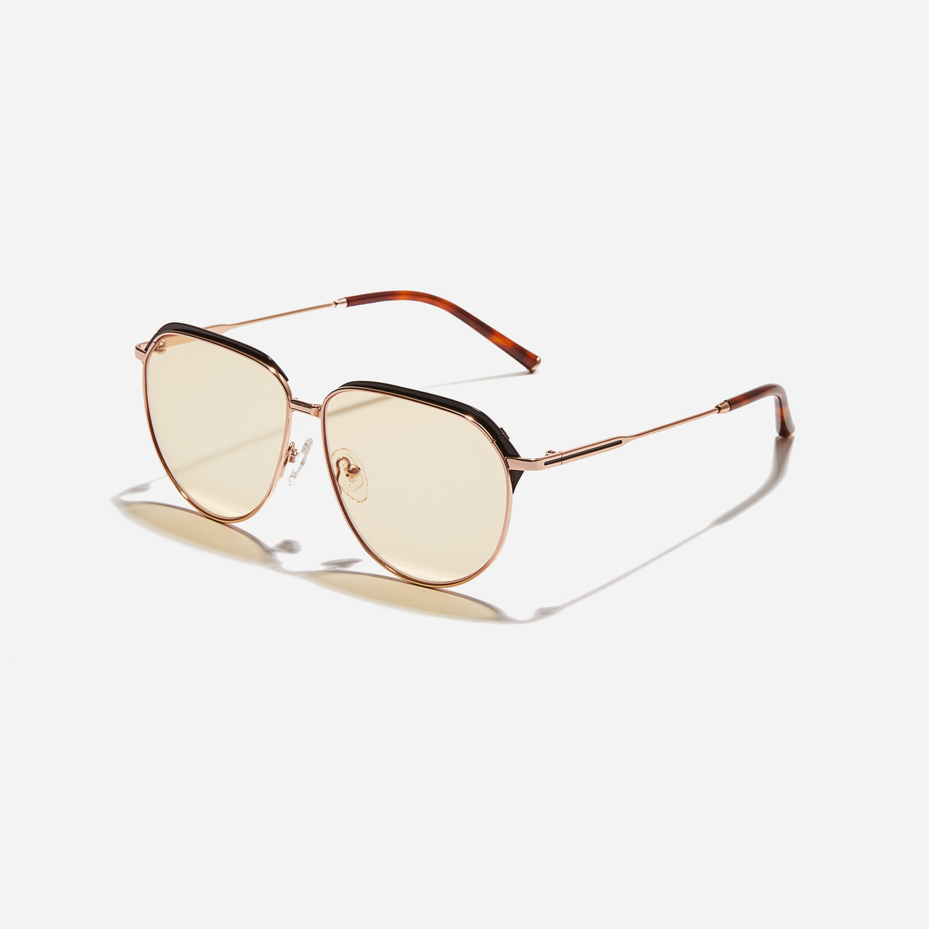 Oversized aviator sunglasses that embody a bold, free-spirited trend. Their sleek temples with subtle detailing elevate their chic and stylish vibe.