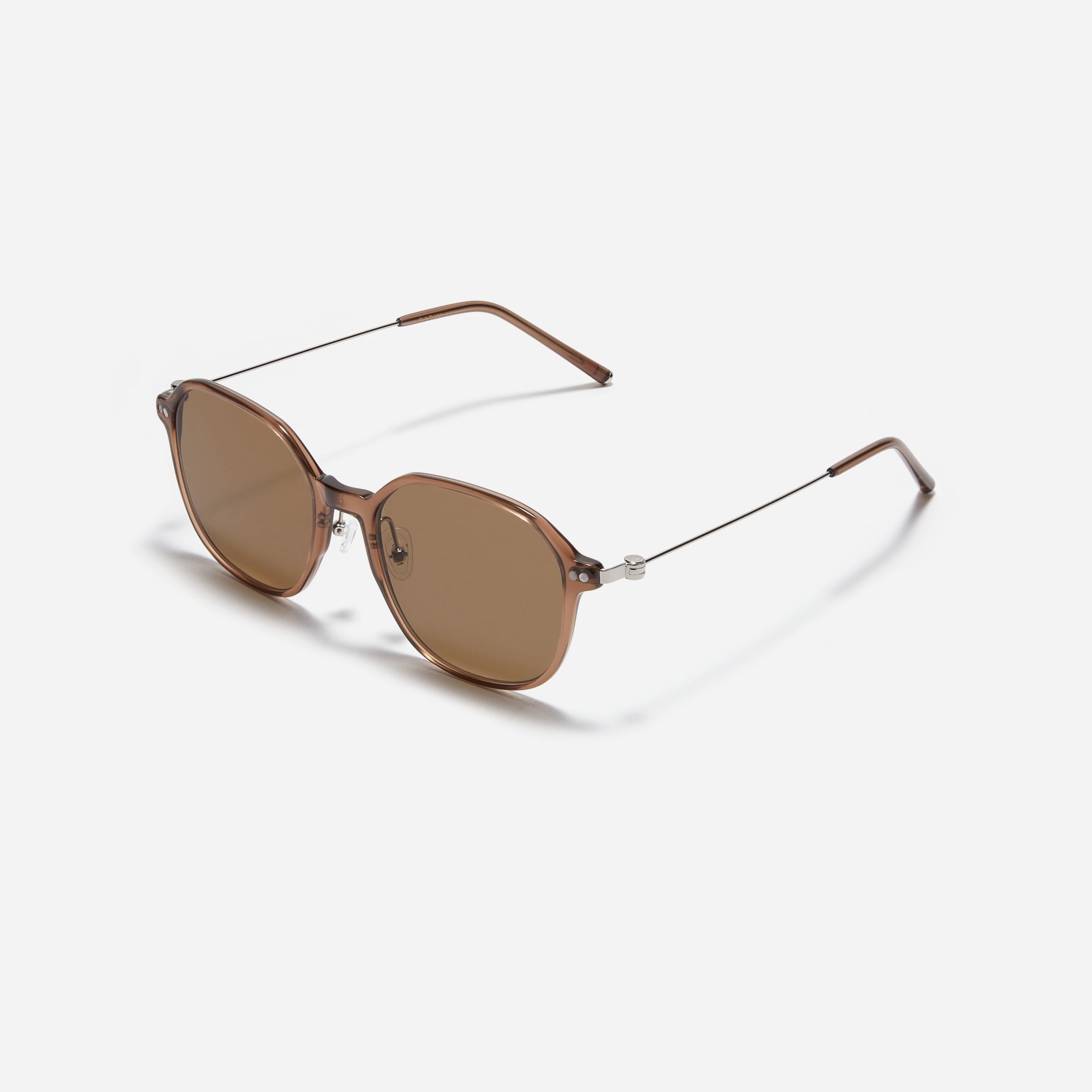 Polygonal-shaped combination sunglasses featuring oversized retro frame.