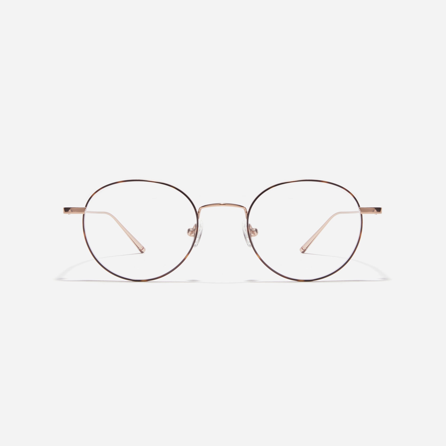 Round-shaped titanium eyeglasses inspired by the aesthetics of platform shoes. Their dual-rim structure effortlessly accommodates the use of thick lenses for higher prescriptions, while retro vibes shine through side color accents applied using epoxy techniques. 