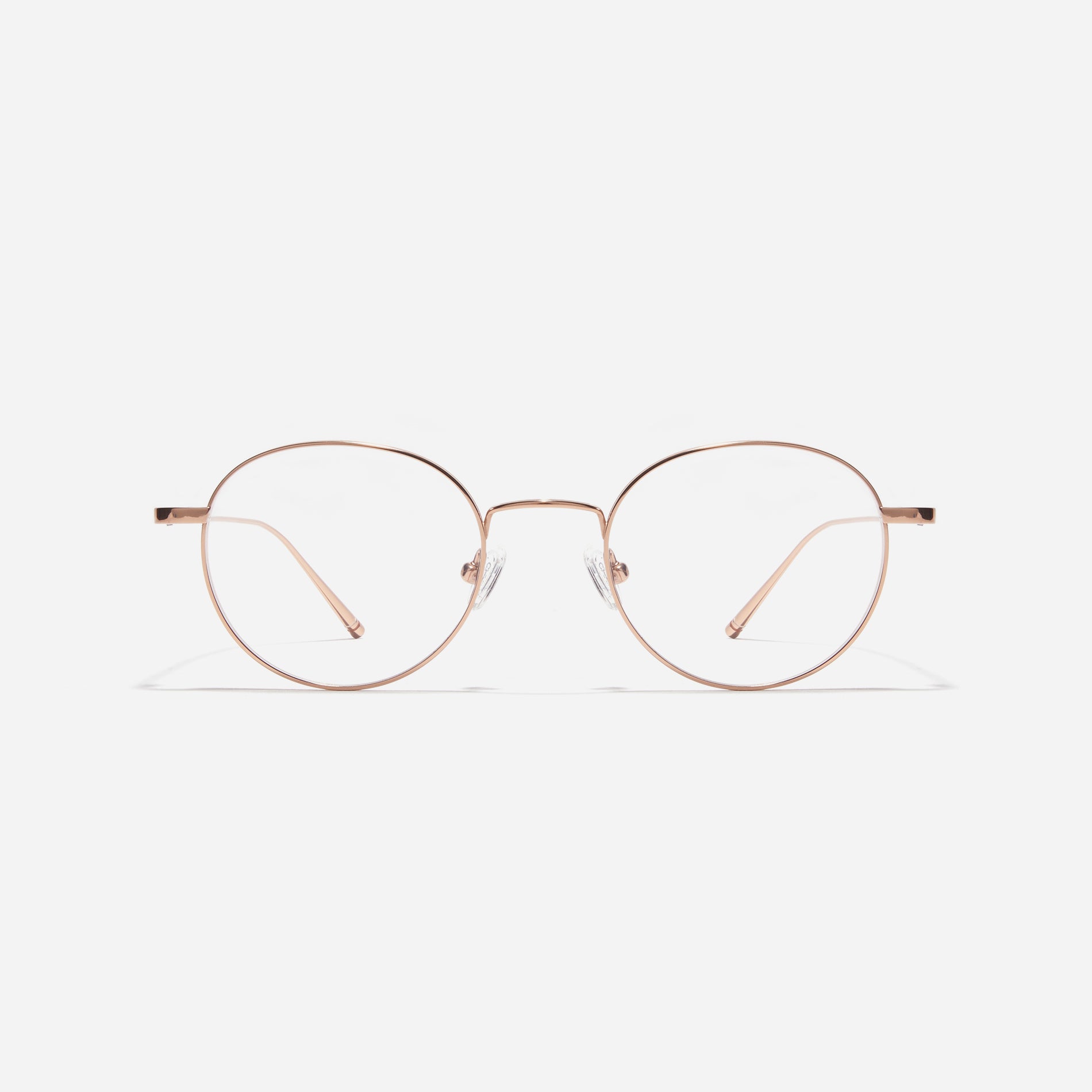 Round-shaped titanium eyeglasses inspired by the aesthetics of platform shoes. Their dual-rim structure effortlessly accommodates the use of thick lenses for higher prescriptions, while retro vibes shine through side color accents applied using epoxy techniques. 