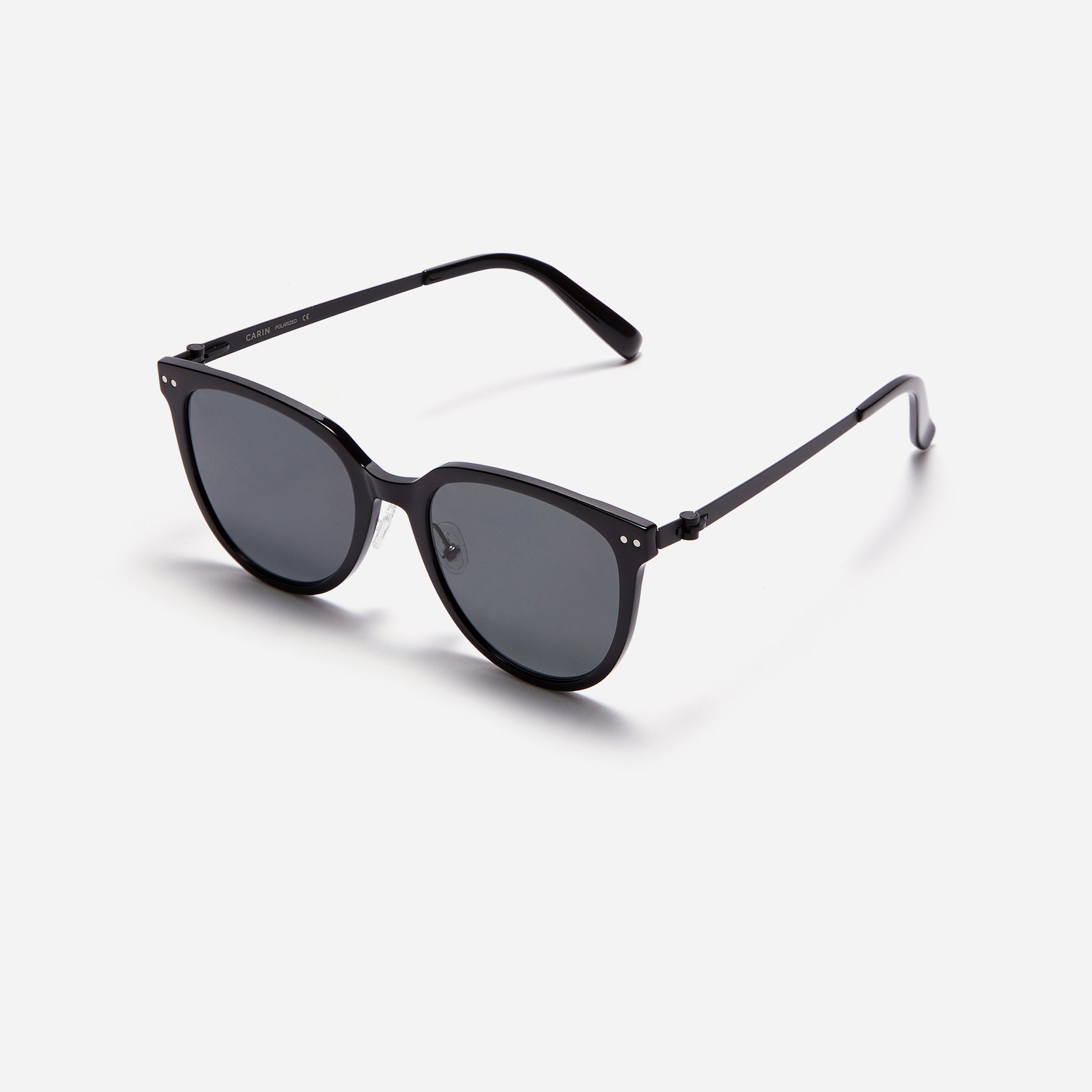 Round-shaped polarized sunglasses, representing CARIN’s POLARIZED line. Crafted from lightweight and durable bio-plastic to prevent slipping.