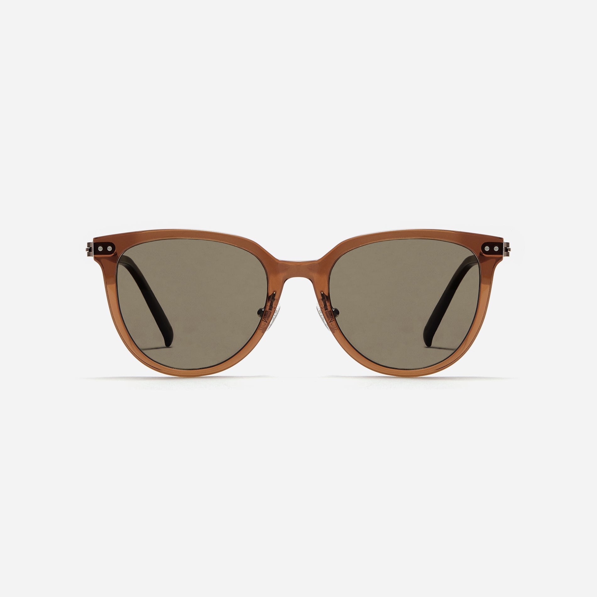 Round-shaped polarized sunglasses, representing CARIN’s POLARIZED line. Crafted from lightweight and durable bio-plastic to prevent slipping.