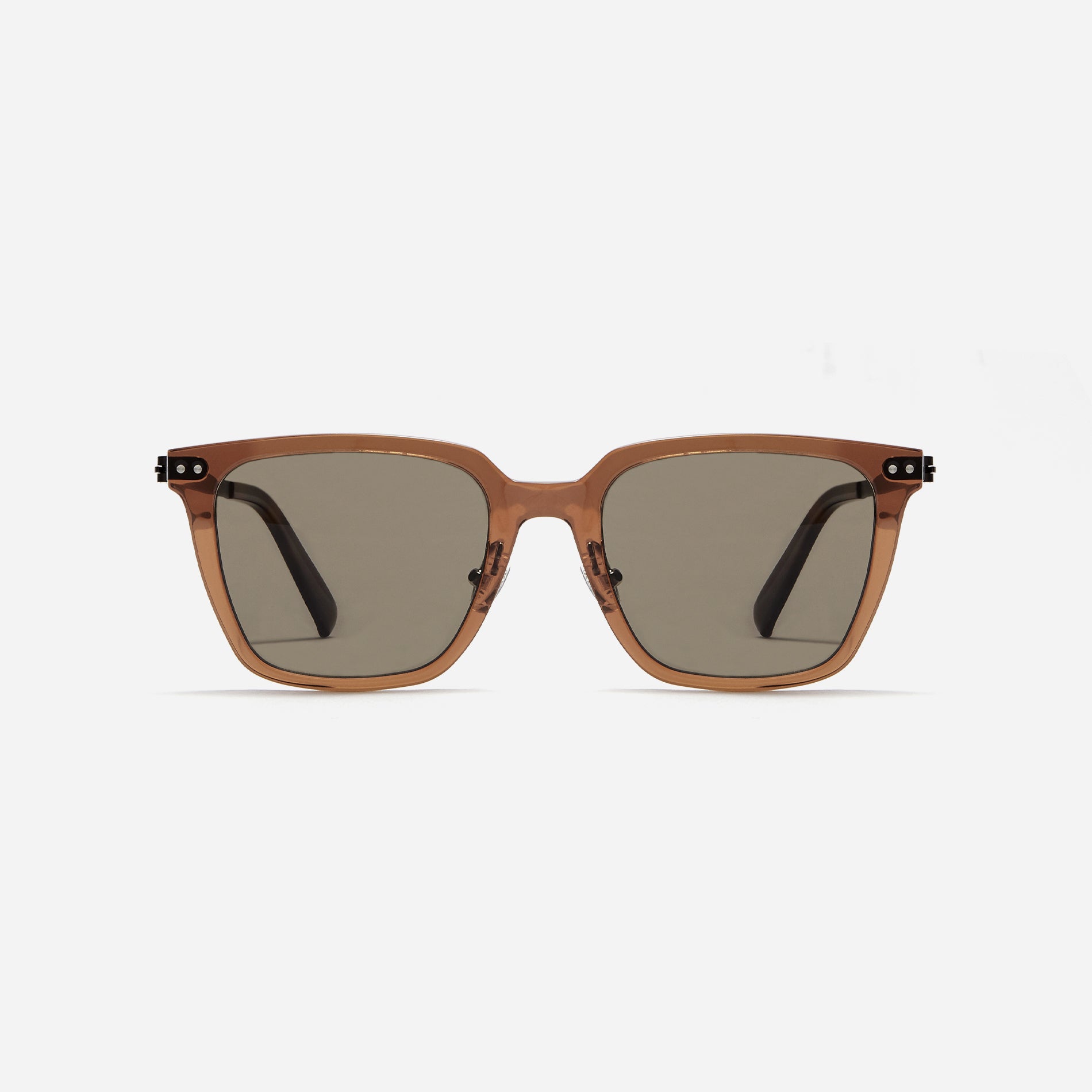 Square-shaped polarized sunglasses, representing CARIN’s POLARIZED line. Crafted from lightweight and durable bio-plastic to prevent slipping.