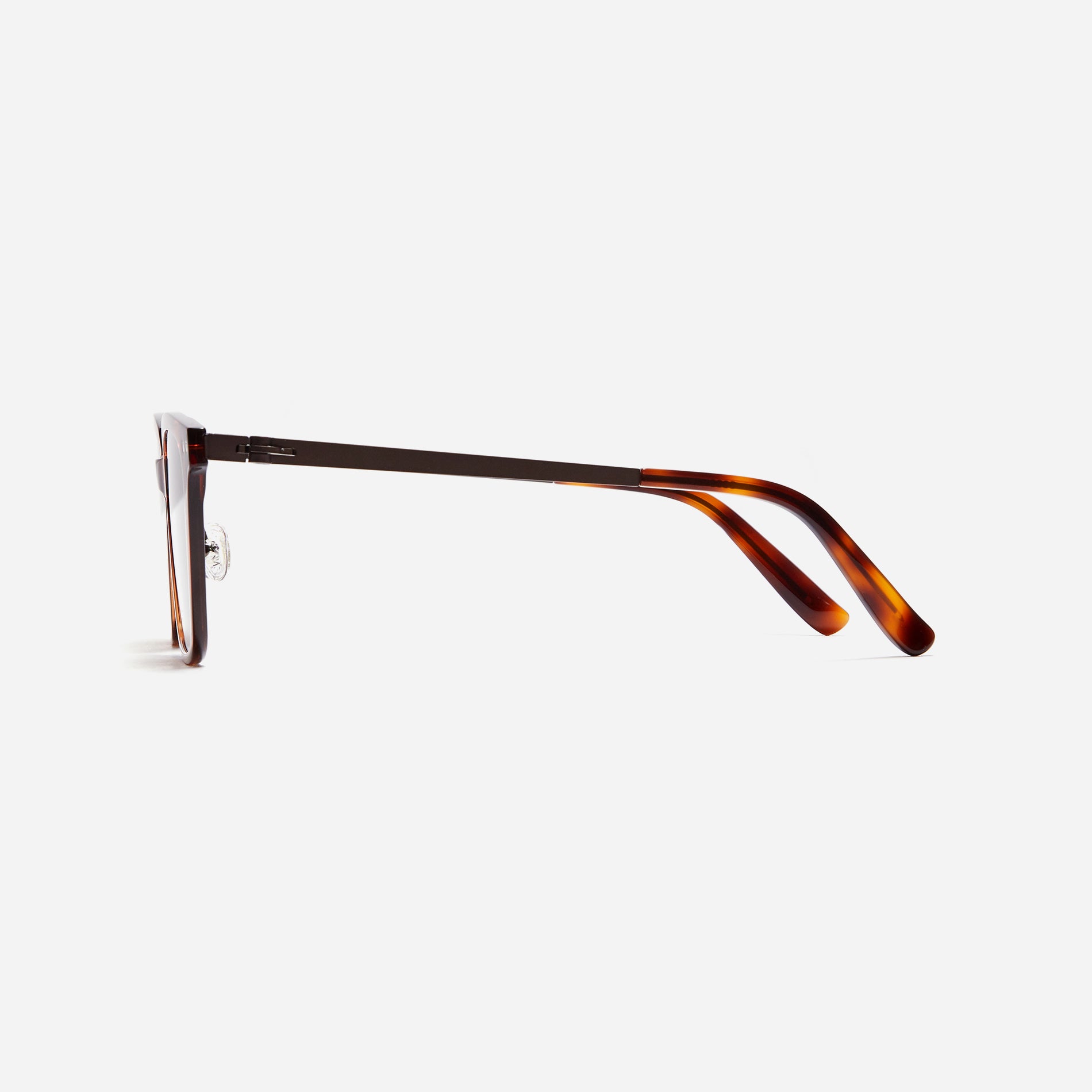 Square-shaped polarized sunglasses, representing CARIN’s POLARIZED line. Crafted from lightweight and durable bio-plastic to prevent slipping.