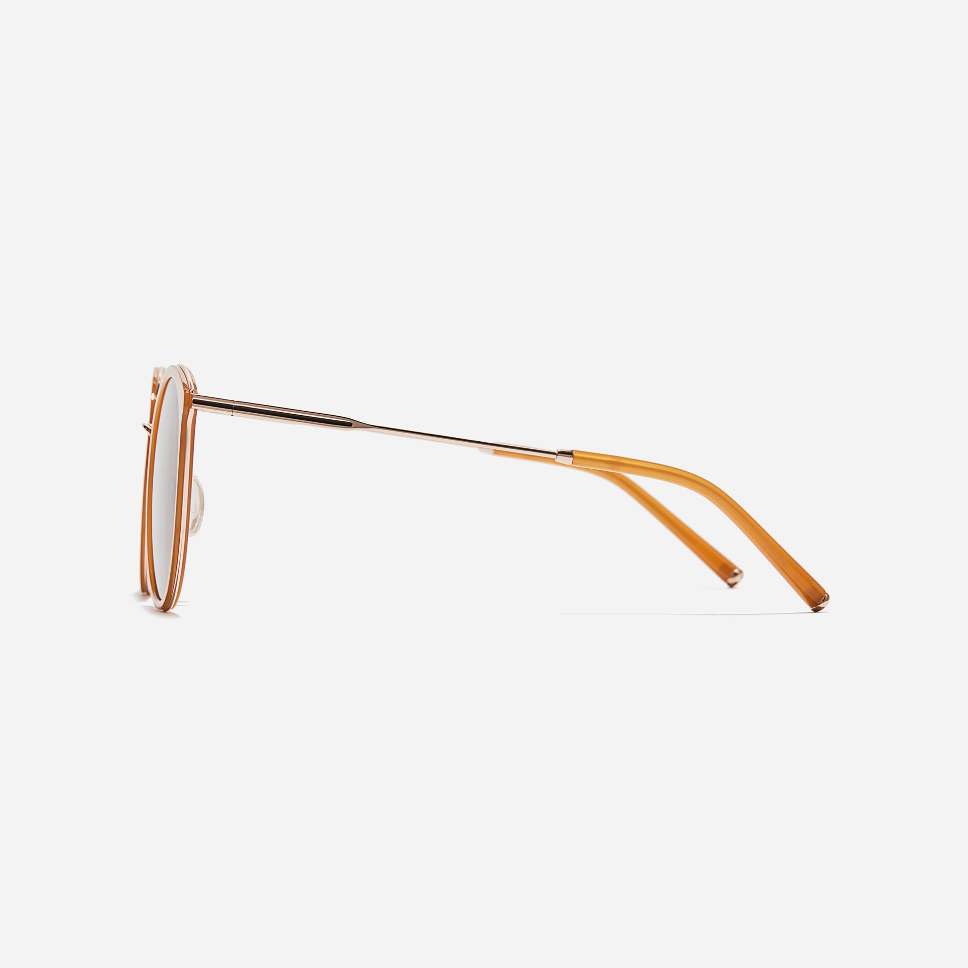 Round-shaped combination sunglasses, an enhanced version of CARIN's bestseller - Madeleine. They feature flat lenses that provide 100% UV protection and distinctive nose bridge details. 