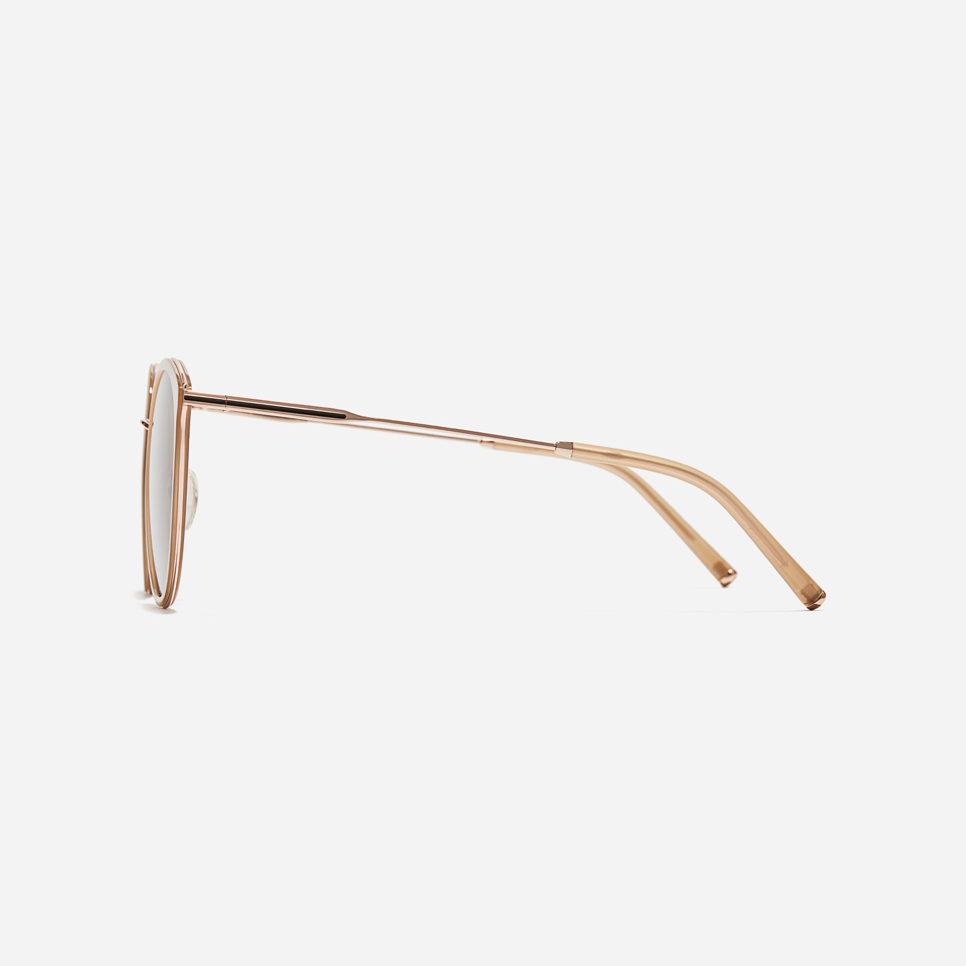Round-shaped combination sunglasses, an enhanced version of CARIN's bestseller - Madeleine. They feature flat lenses that provide 100% UV protection and distinctive nose bridge details.
