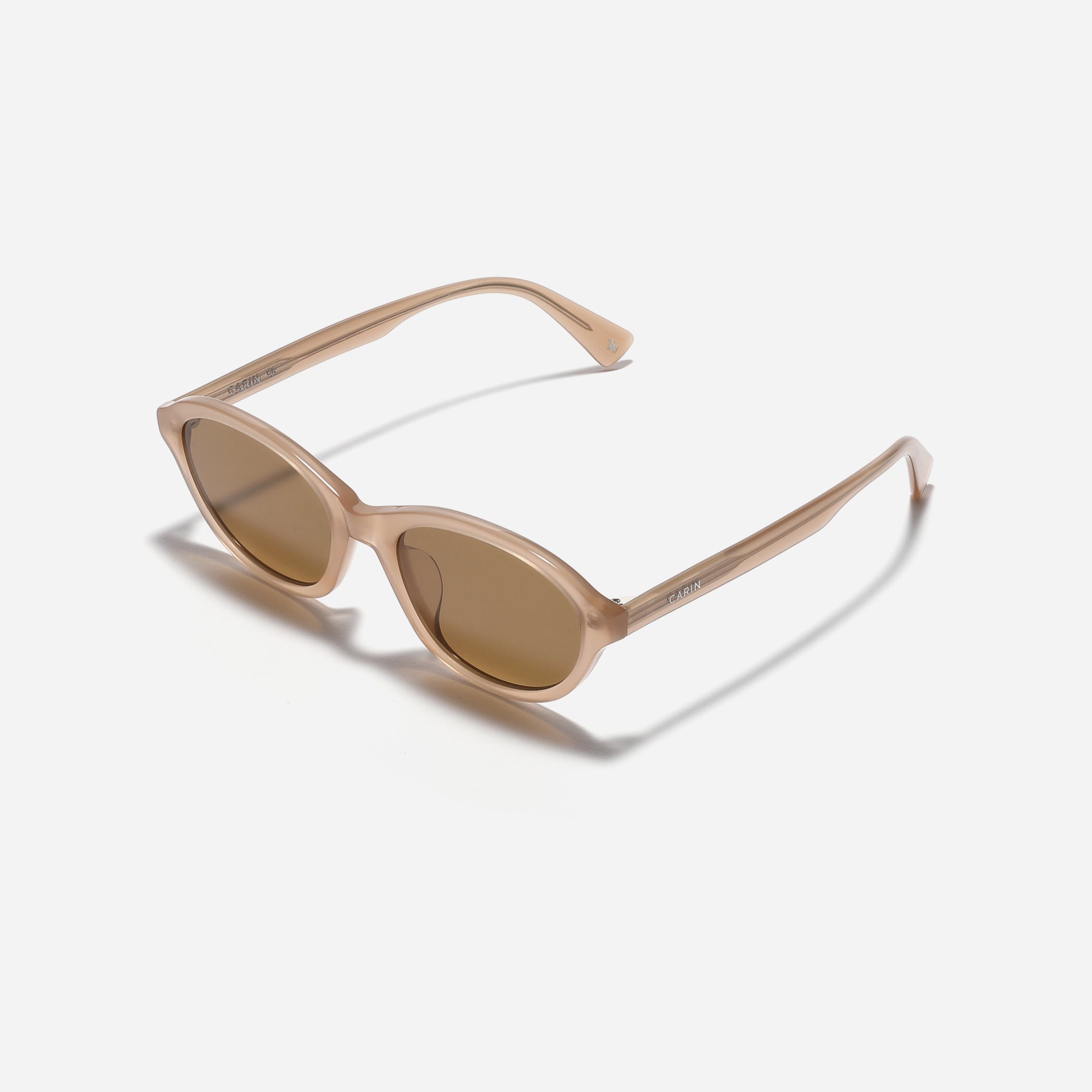 Round-shaped petite frame sunglasses. They feature a narrow retro-inspired design from the '80s, reinterpreted with a modern touch. Additionally, soft color variations effortlessly complement various face shapes, making Makea a fashion-forward choice for a stylish look.