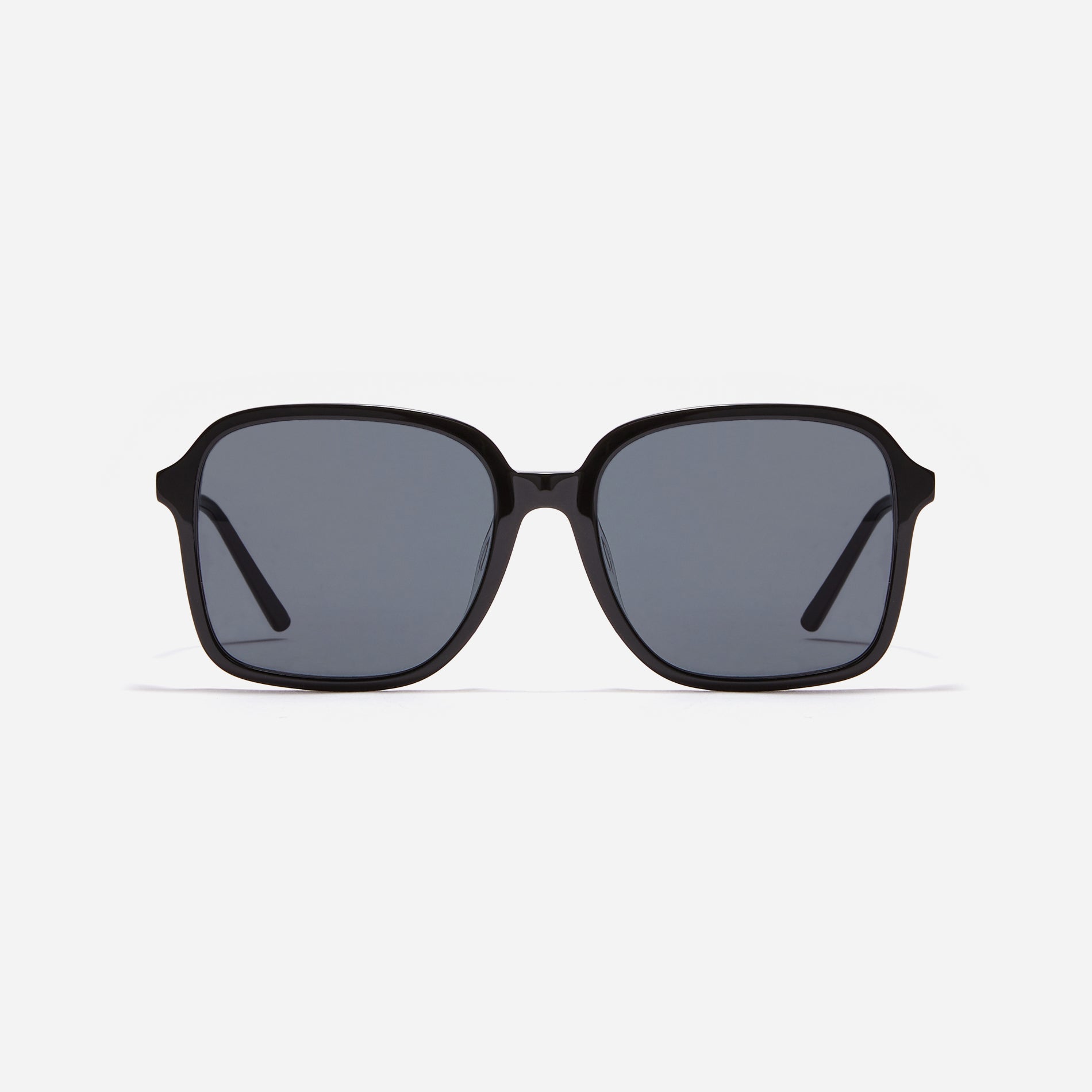 Square-shaped combination sunglasses  featuring an oversized retro frame and stylish color variaions. 