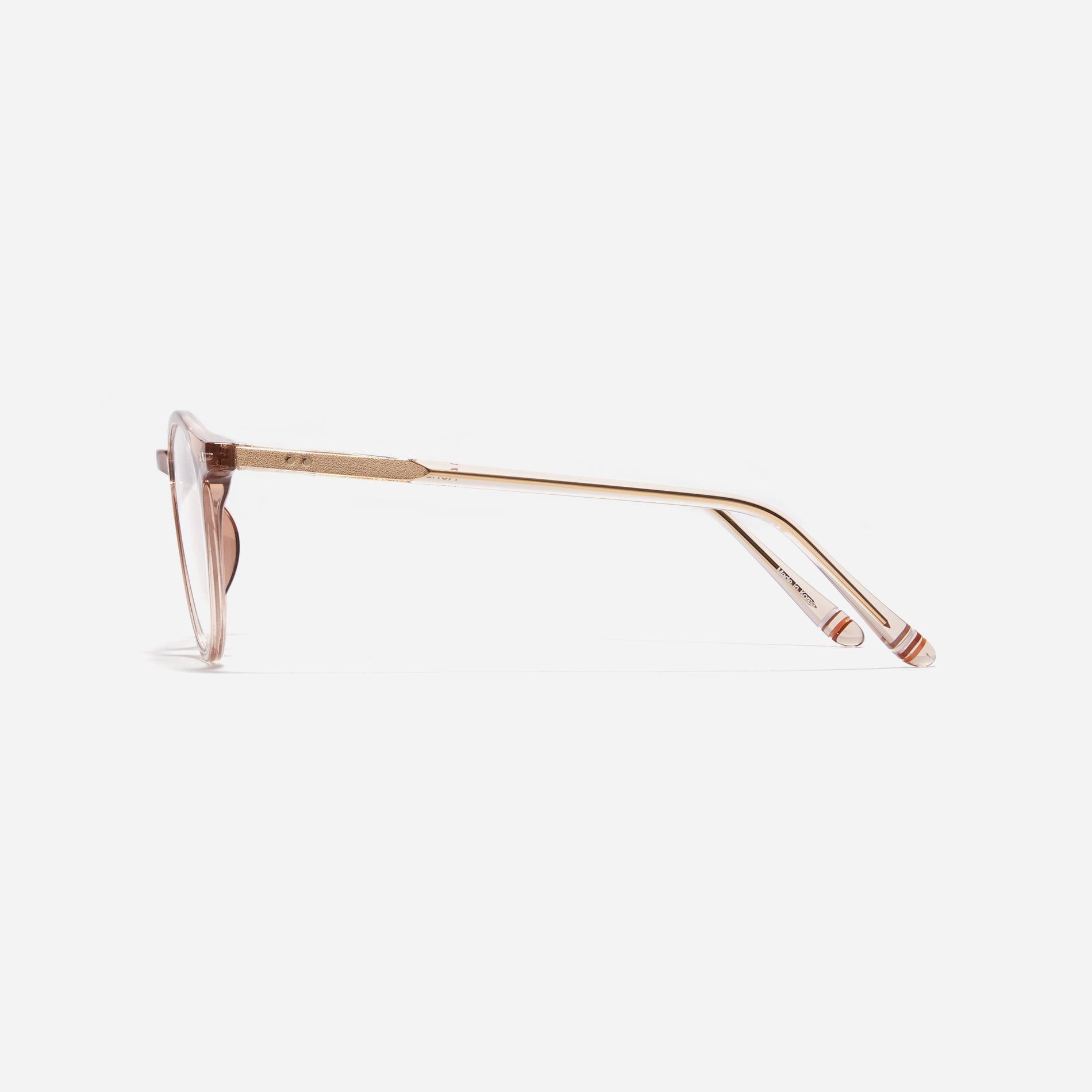 Round-shaped horn-rimmed eyeglasses featuring a sturdy and lightweight frame. Rena design incorporates dual lining on the tips to prevent slipping and ensure a consistently comfortable wearing experience.