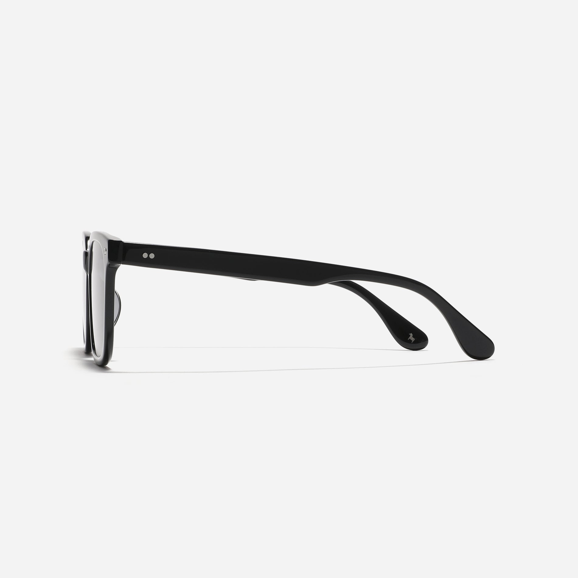 Oversized square-shaped sunglasses from the Forest Line. Their frame offers a chic style suitable for daily wear, especially appealing to those new to sunglasses.