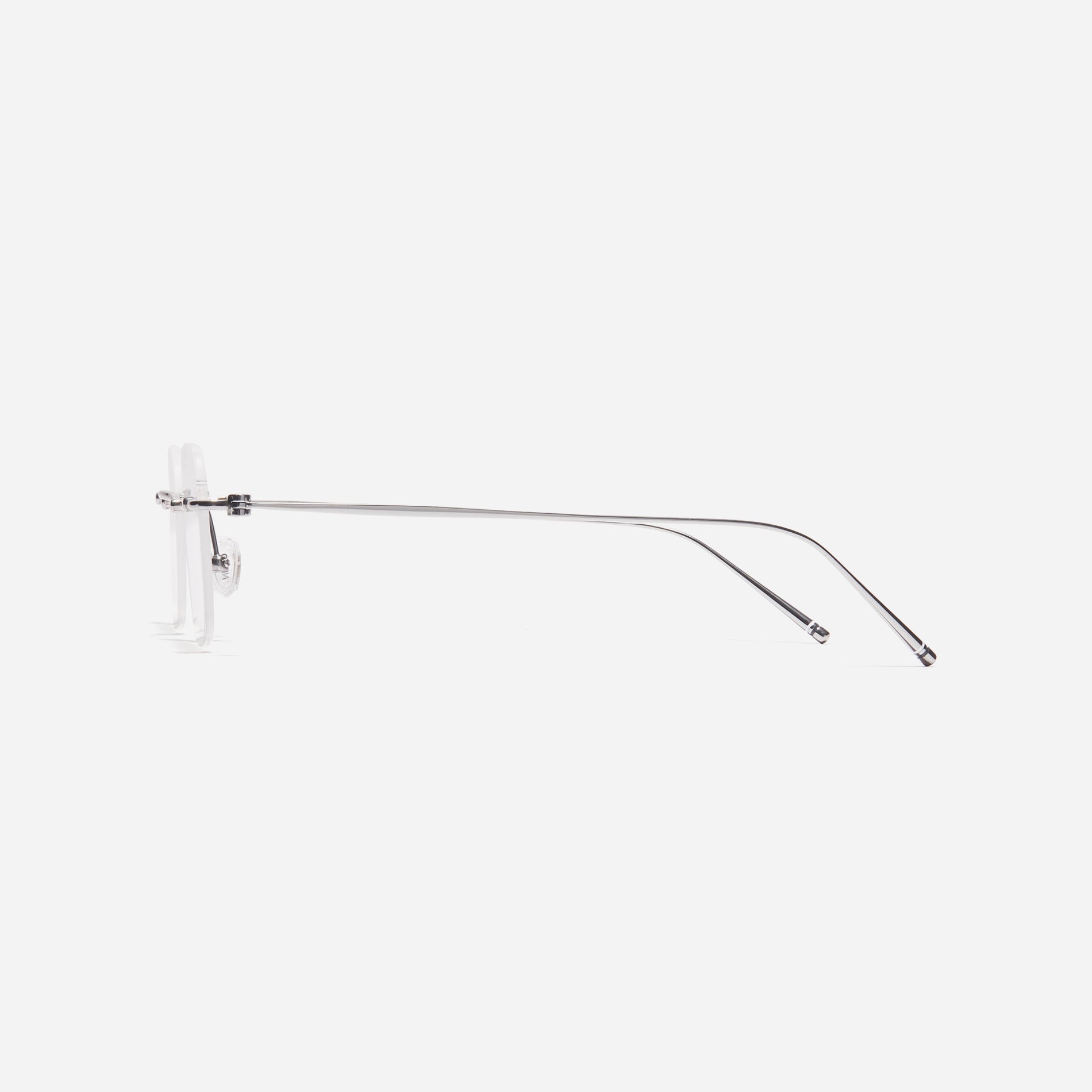 Rimless square-shaped retro eyeglasses. Featuring narrow rims and dual lining on the tips, these eyeglasses ensure a consistently comfortable fit and prevent slipping.